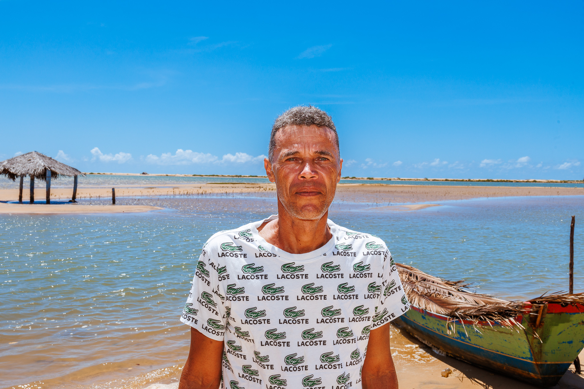 Manoel Pinto Santos tem um quiosque à beira da Praia de Ponta dos Mangues / Foto: Igor Matias