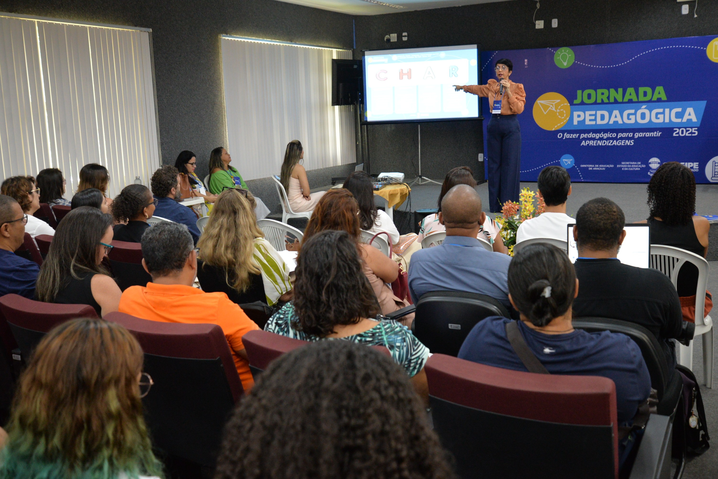 Entre os temas abordados estão o acolhimento e inclusão escolar, conselho de classe, inovações na educação para recomposição de aprendizagens e mesa redonda / Foto: Maria Odília