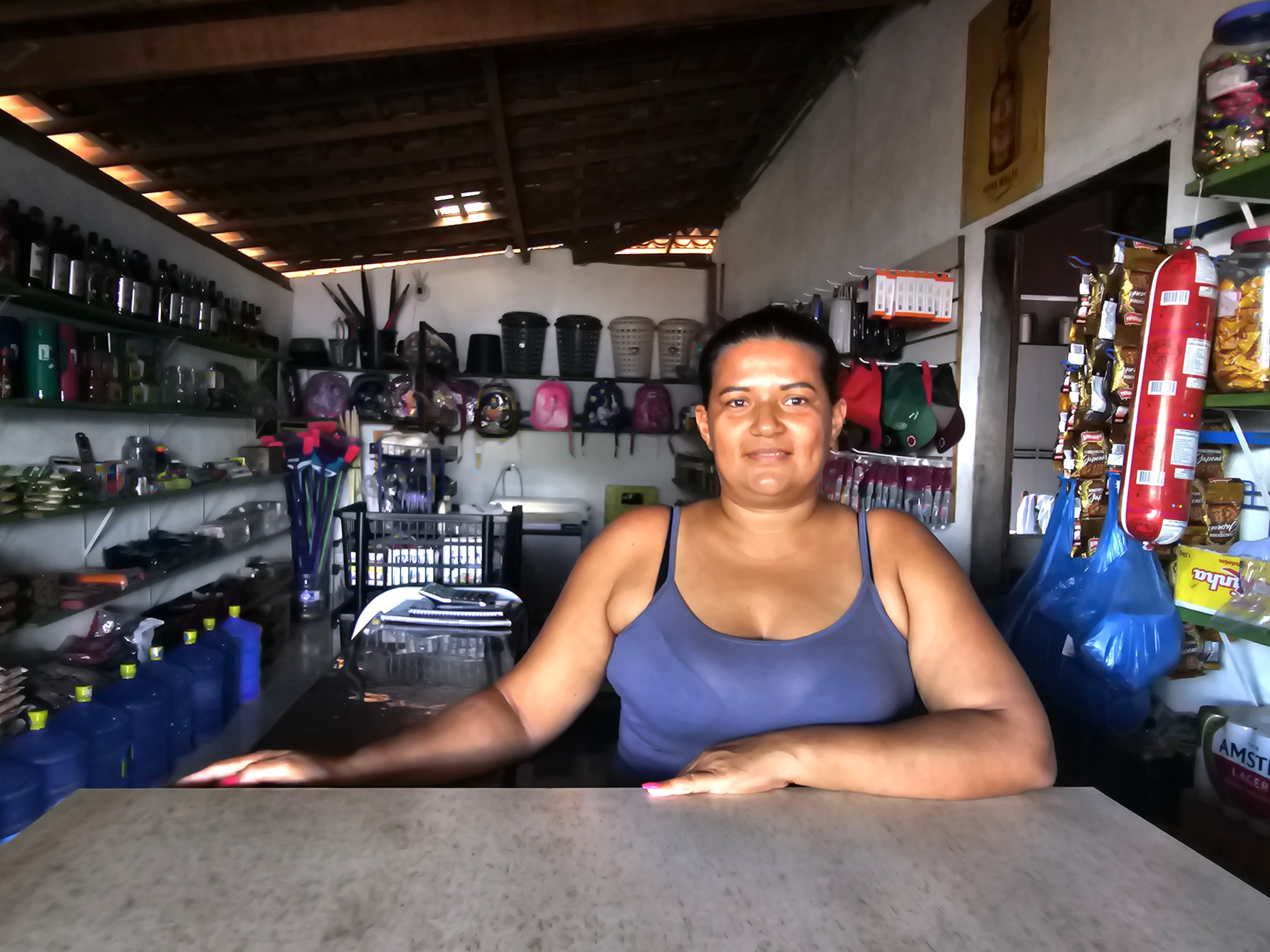A comerciante Luciana dos Santos, do povoado Piranhas, aprova a nova rodovia e os benefícios trazidos por ela | Foto: Reinaldo Moura