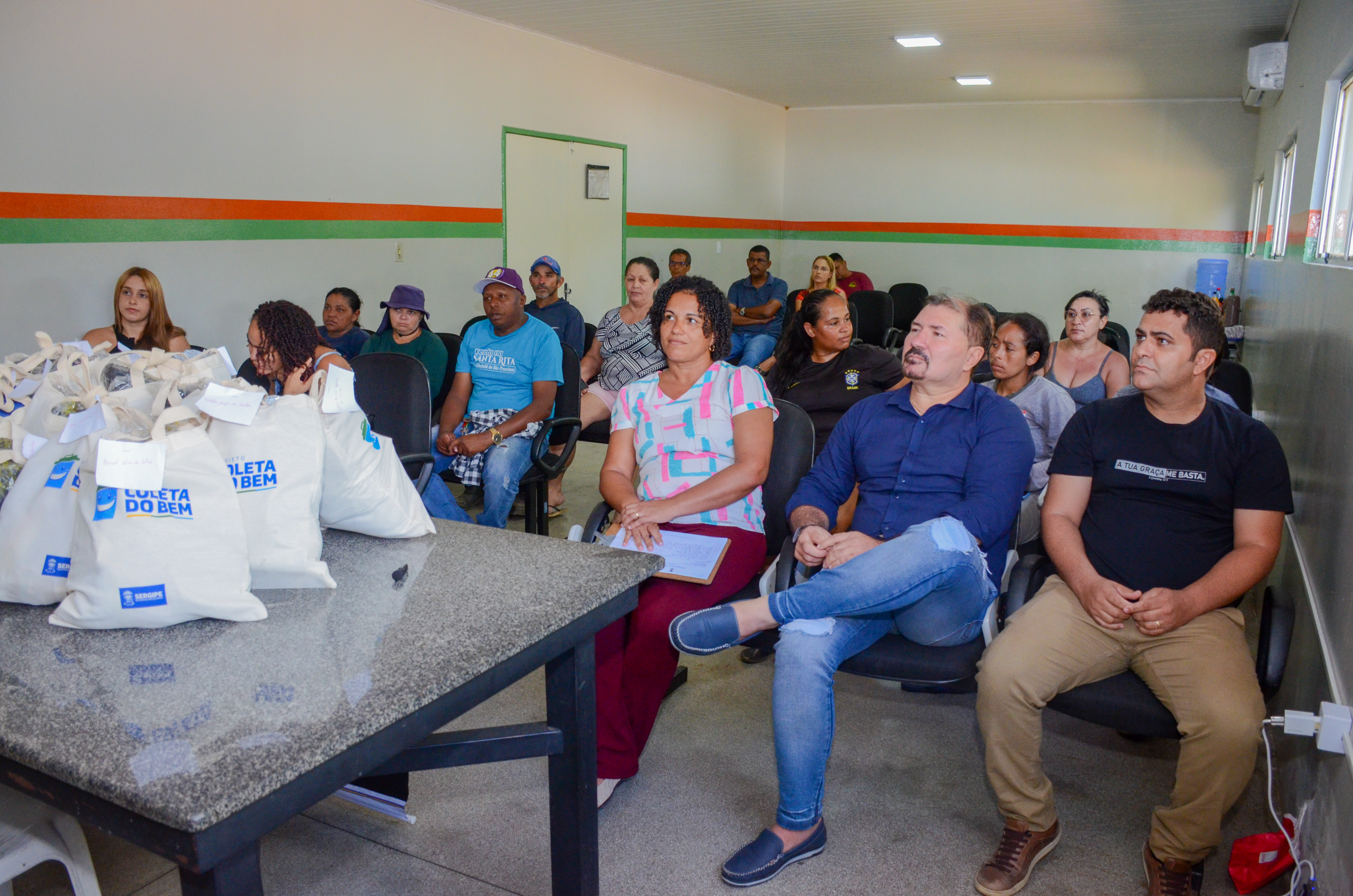 Catadores que atuarão no Verão Sergipe 2025 em Canindé recebem kits de EPIs // Foto: Henrique Silva - Secom / Prefeitura de Canindé de São Francisco