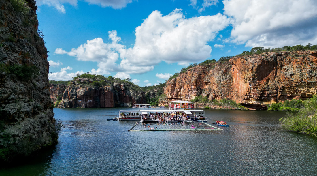 Passeio de catamarã pelo Cânion de Xingó, quinto maior cânion navegável do mundo, é a principal atração turística de Canindé / Foto: Max Carlos/Setur