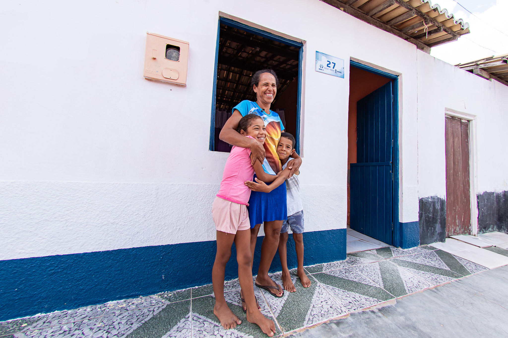 A frente da casa da família também foi reformada pelo programa, o que agrega valor ao espaço e é motivo de orgulho para os moradores