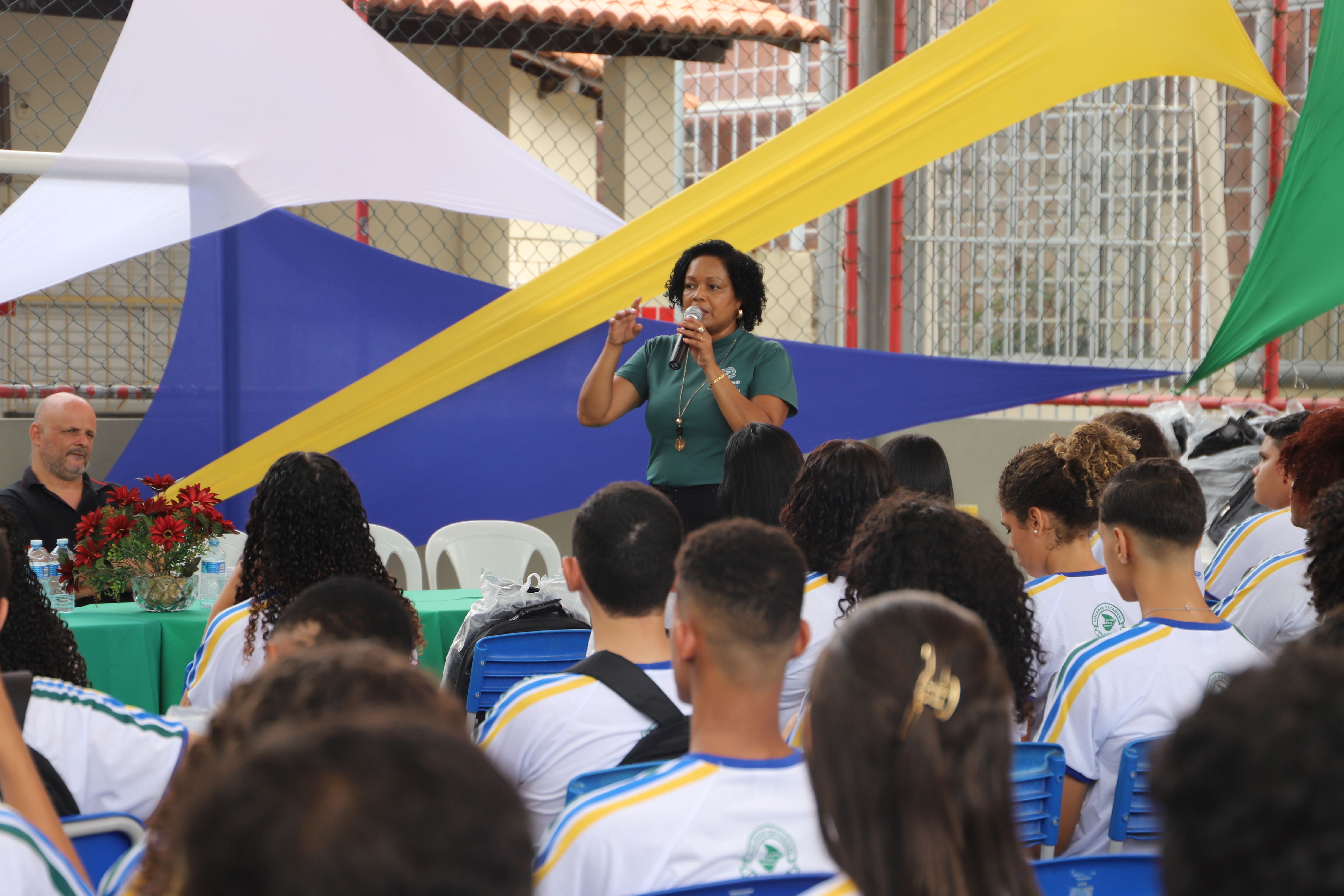 Estudantes assistem a momento de acolhimento / Fotos: Sávio Caliel e Caio Queiroz