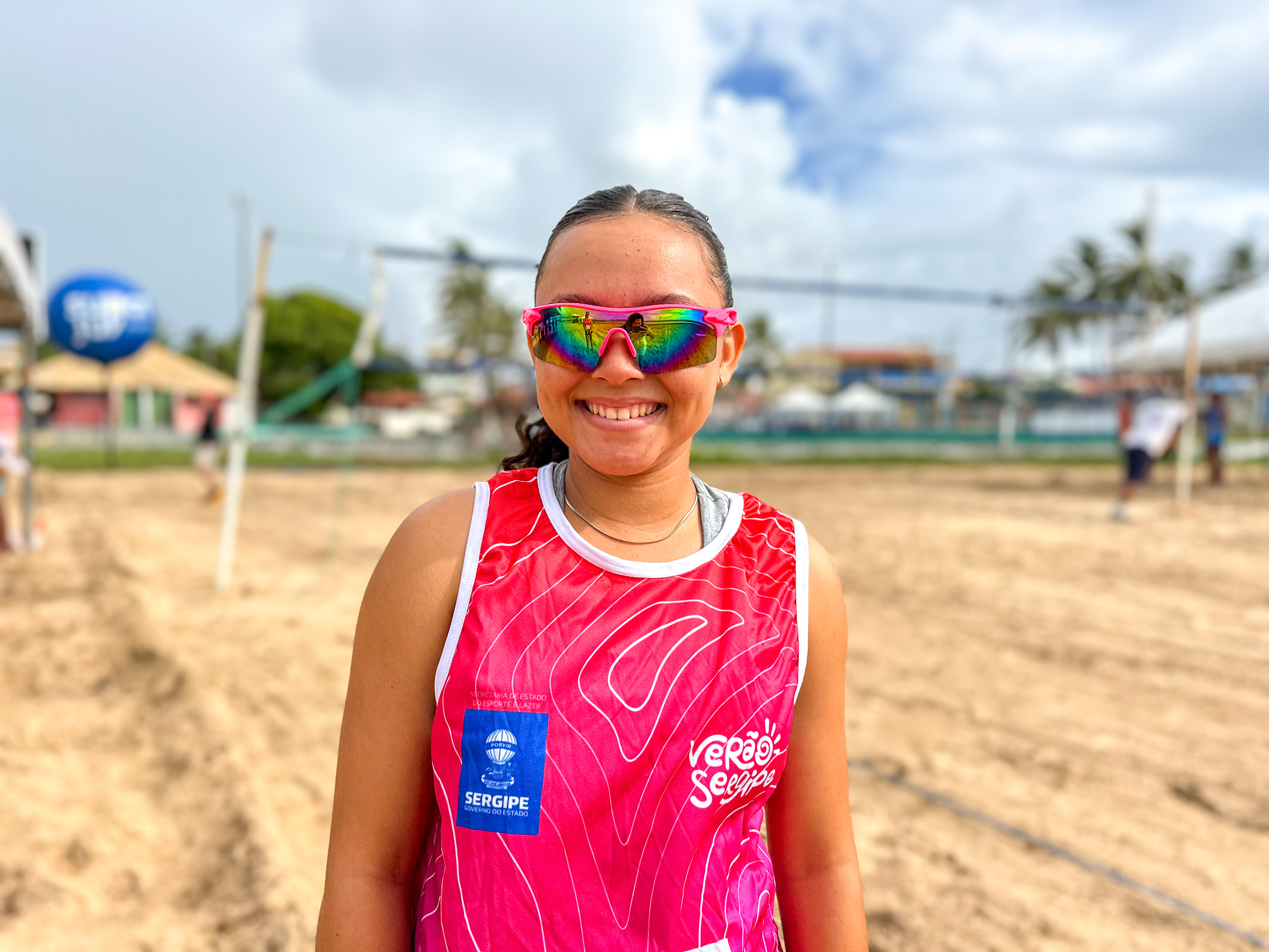 A voleibolista Alessandra Araújo está pela primeira vez em Pirambu // Foto Jhennifer Laruska