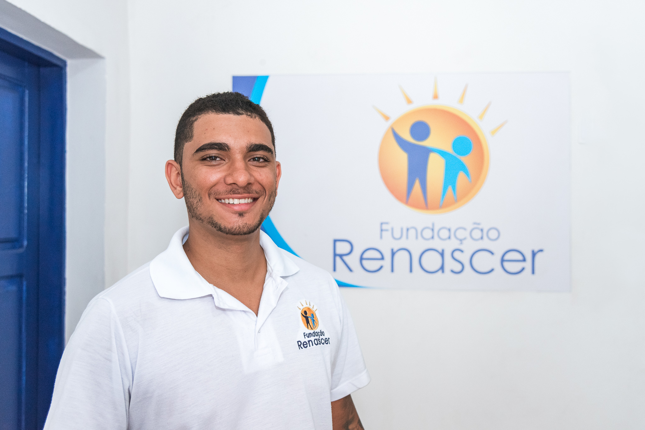 Ivisson Almeida, de 21 anos, está trabalhando na Fundação Renascer, com Tecnologia da Informação | Foto: Thiago Santos