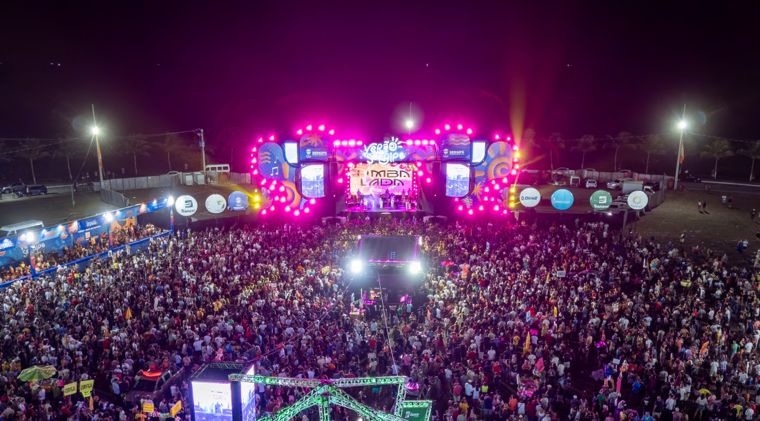 Barra dos Coqueiros, que sedia o Verão Sergipe pela primeira vez, recebeu milhares de visitantes na primeira noite do evento / Foto: Arthuro Paganini
