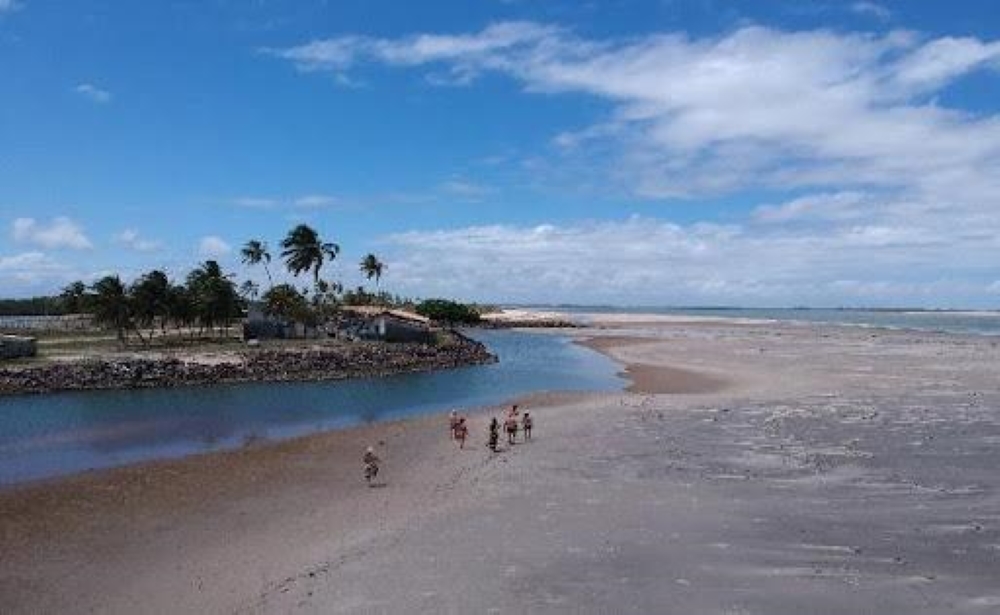 Praia do Coqueirinho é praticamente deserta com extensa faixa de areia, algumas dunas e lagos naturais. / Foto: Divulgação