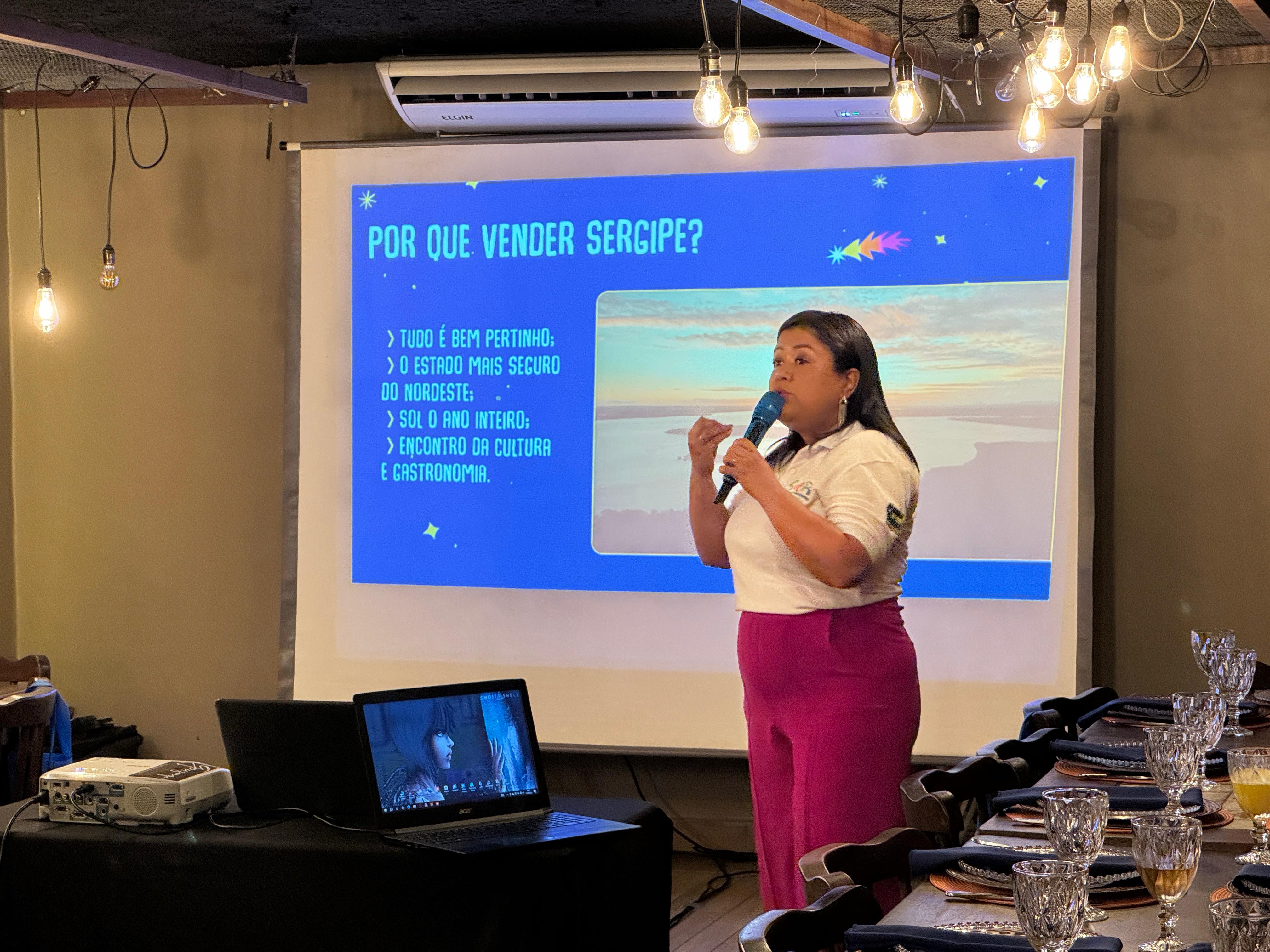 A guia de turismo Naime Melo, da ABIH/SE, explicou as razões para ‘vender’ o destino Sergipe / Foto: Pietro Lobo/Setur