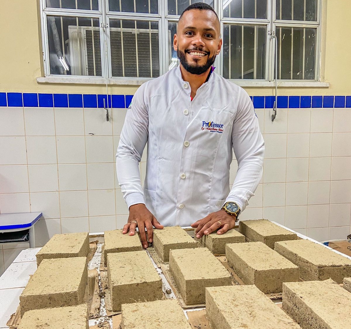 O professor Makel Bruno e orientador do projeto de confecção de tijolo feita à base de fibra e casca de coco | Foto: Arquivo pessoal