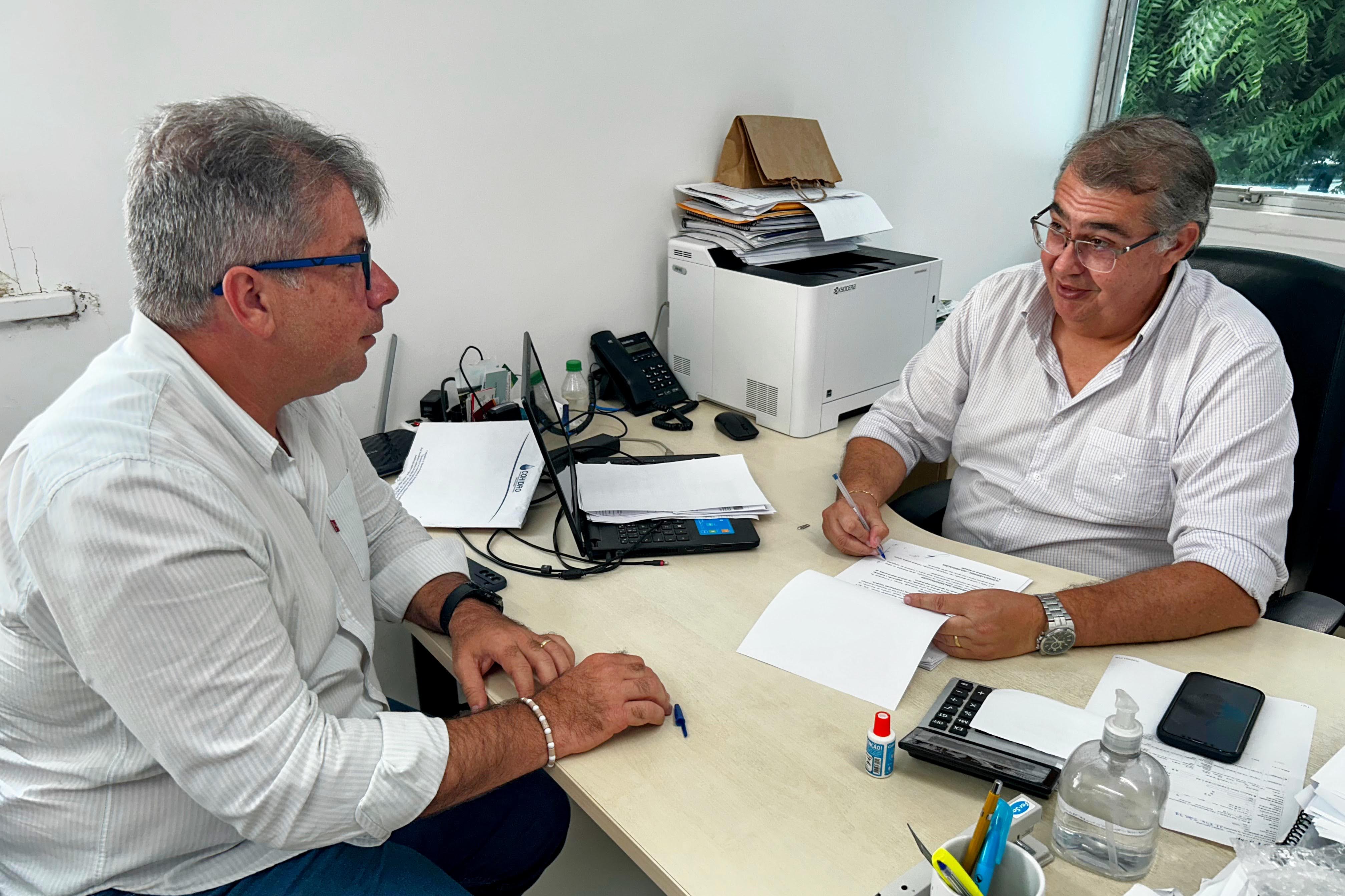 Gilberto Bruno da Gterra e Paulo Sobral da Coderse assinam TErmo de Cooperação Técnica para os campos de Agricultura Regenerativa // Foto: Fernando Augusto (Ascom Coderse)