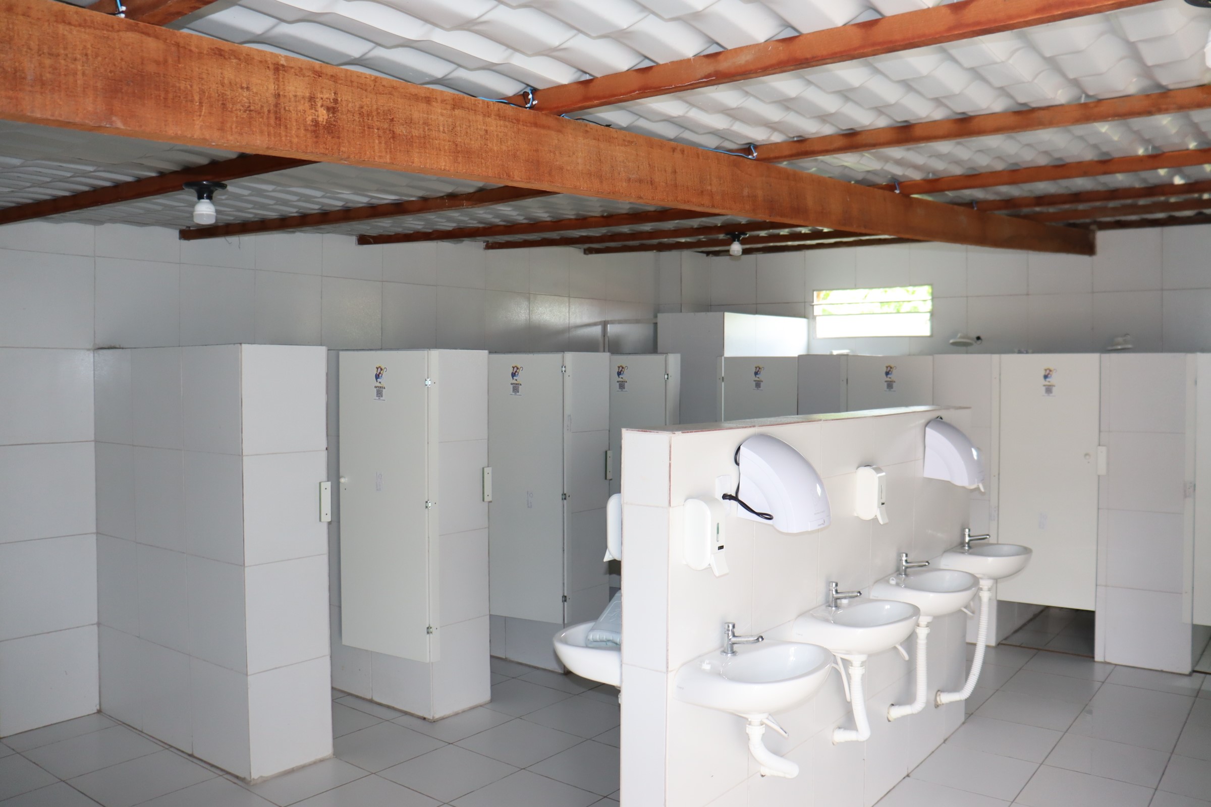 Banheiros do Complexo de Evangelização, masculinos, femininos e o com acessibilidade, são amplos e comportam grande número de pessoas ao mesmo tempo // Foto: Fernando Augusto