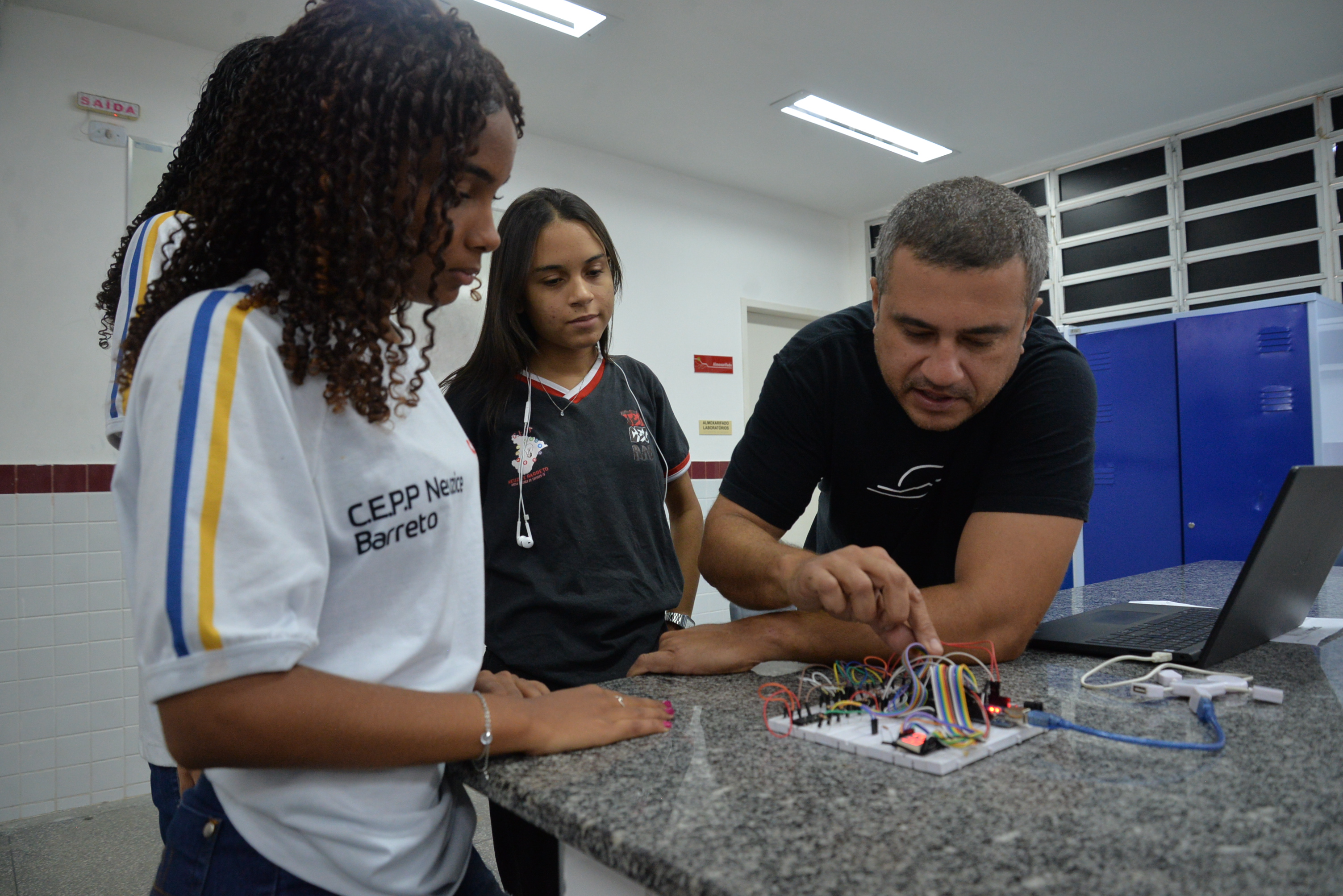 Professor John Yago e estudantes do curso de automação industrial
