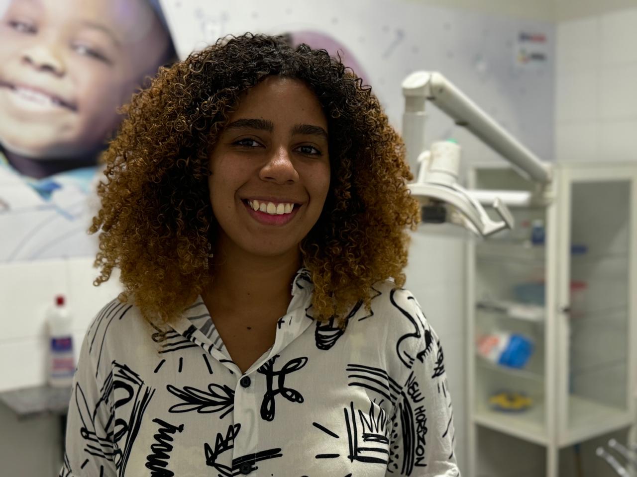 Nataly Santos é uma das beneficiárias do Instituto, e foi atendida pelo Centro Odontológico do Ipesaúde / Foto: Ascom Ipesaúde