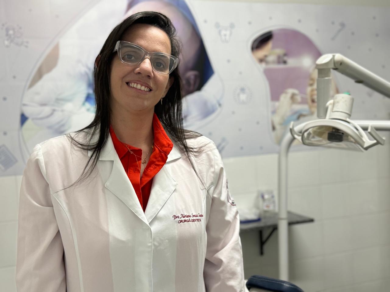 Para a odontóloga do Ipesaúde, Adriana Souza, a Odontologia é fundamental na autoestima dos pacientes / Foto: Ascom Ipesaúde