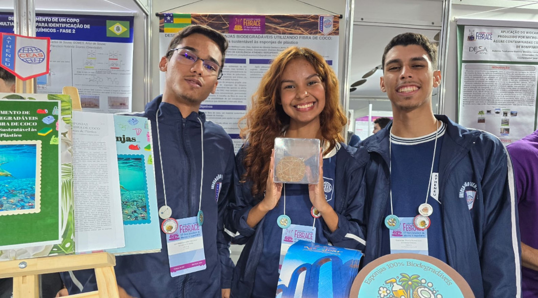 Alunos do Atheneu apresentam esponja biodegradável da fibra do coco/Foto: Ascom Seed
