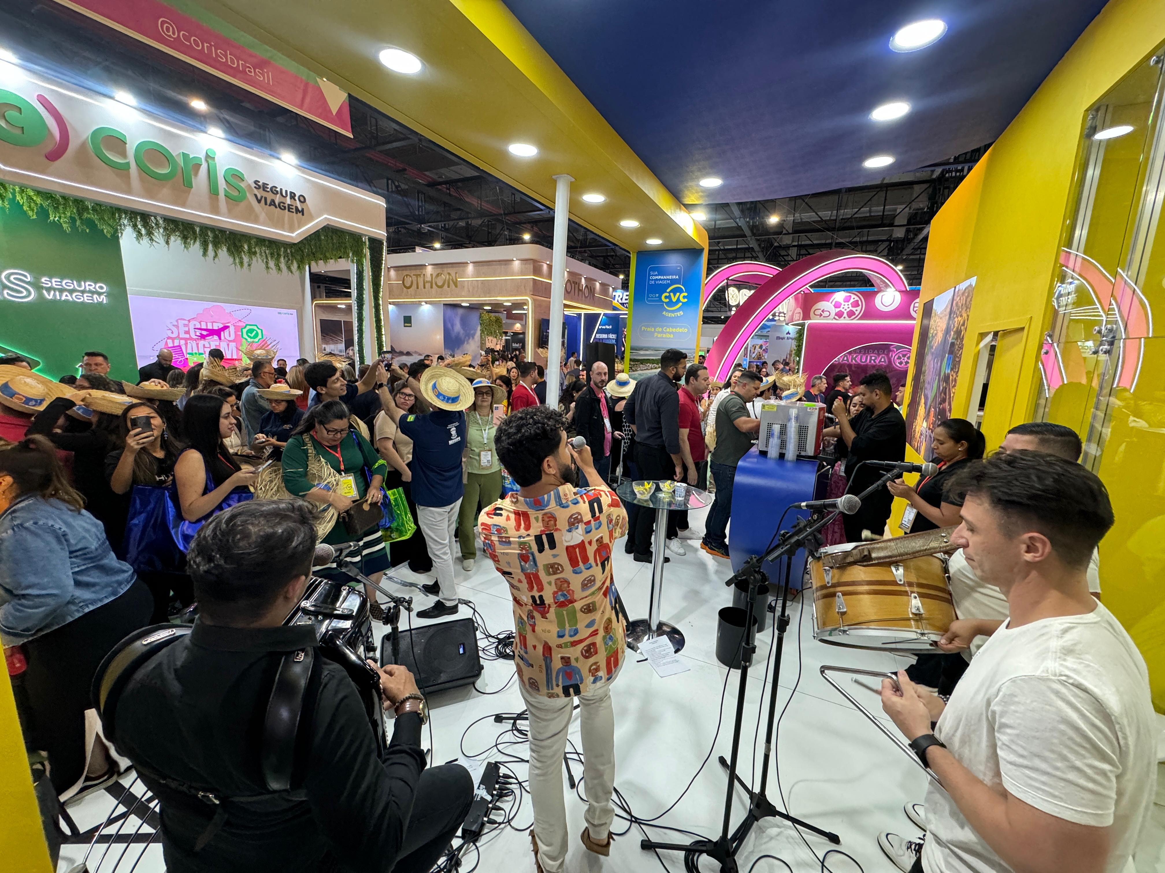 Numa ação com a CVC, Setur ofereceu um happy hour com Pedro Lua no estande da operadora, para divulgar o São João em Sergipe / Foto: Pietro Lobo/Setur