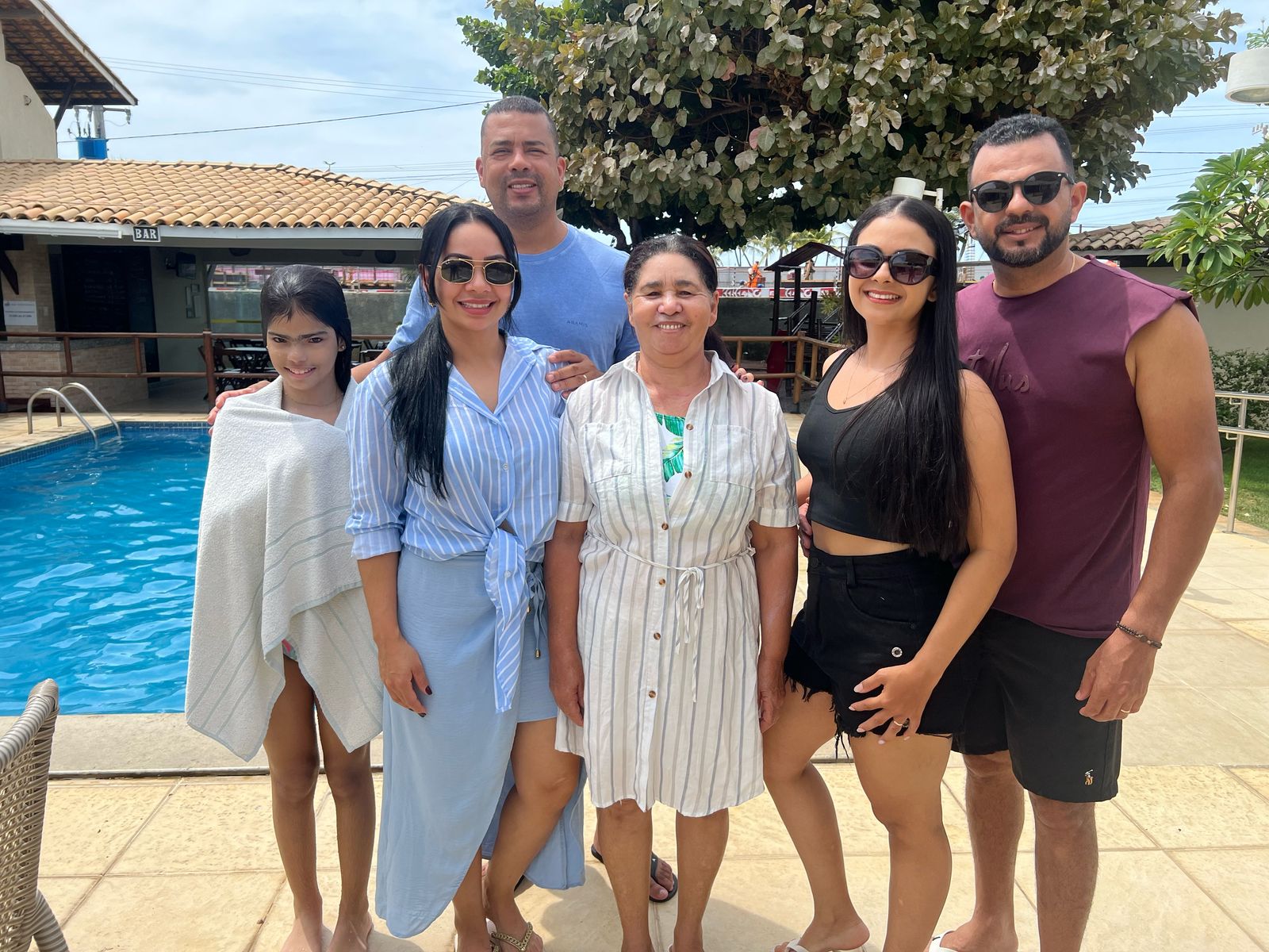 Léa Ferreira (à esquerda) sempre leva a mãe, Dona Luzinete (ao centro) em viagens com a família / Foto: Autimira Menezes/Setur