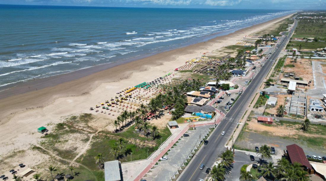 Sergipe tem a orla mais bonita e bem-equipada do Brasil, na Praia da Atalaia, em Aracaju, onde o mar de águas calmas e mornas são um convite a relaxar / Foto: Pietro Lobo/Setur