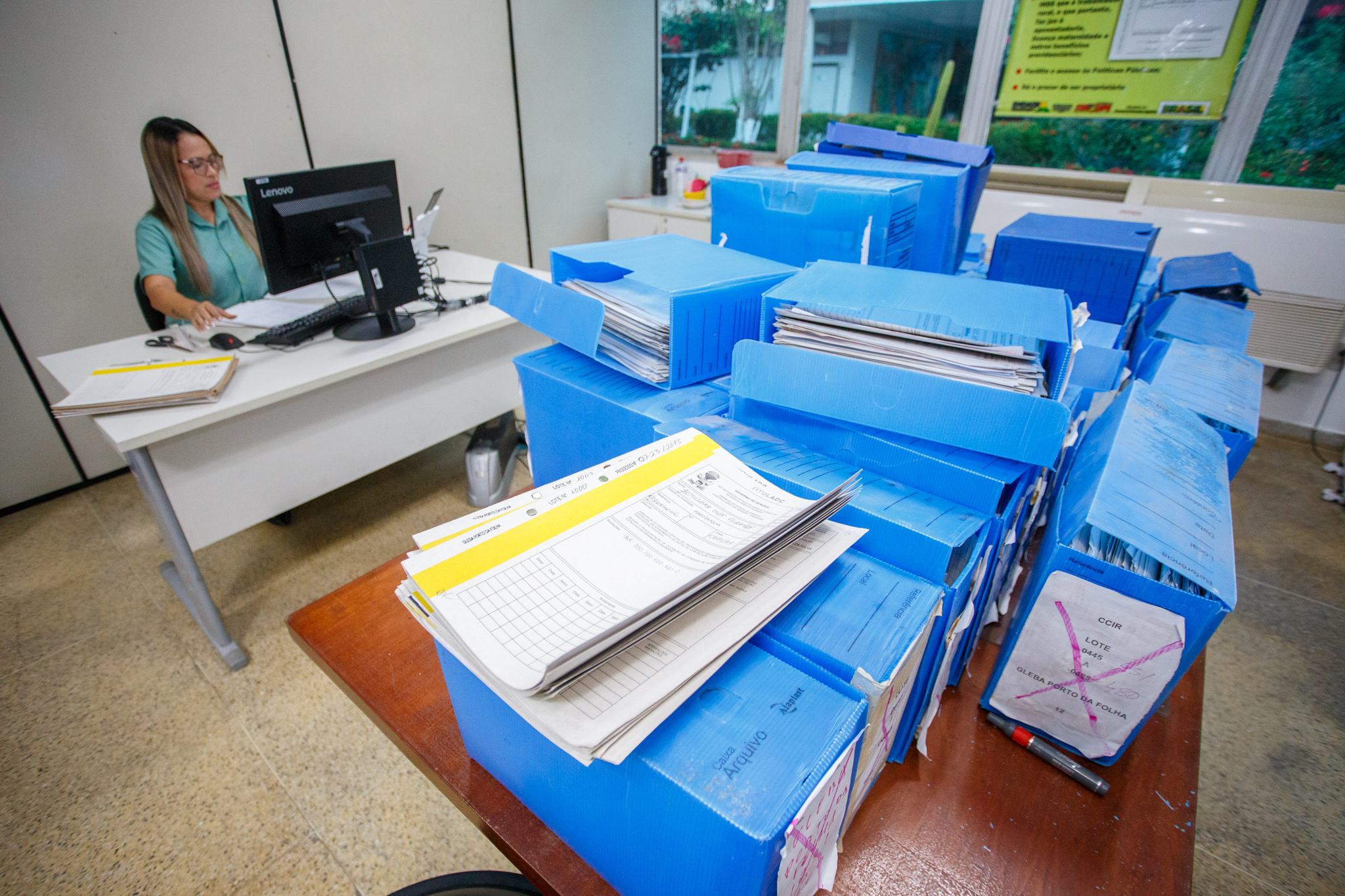 Para facilitar a consulta a plantas antigas e documentos da área, a empresa está digitalizando o seu arquivo / Foto: Igor Matias
