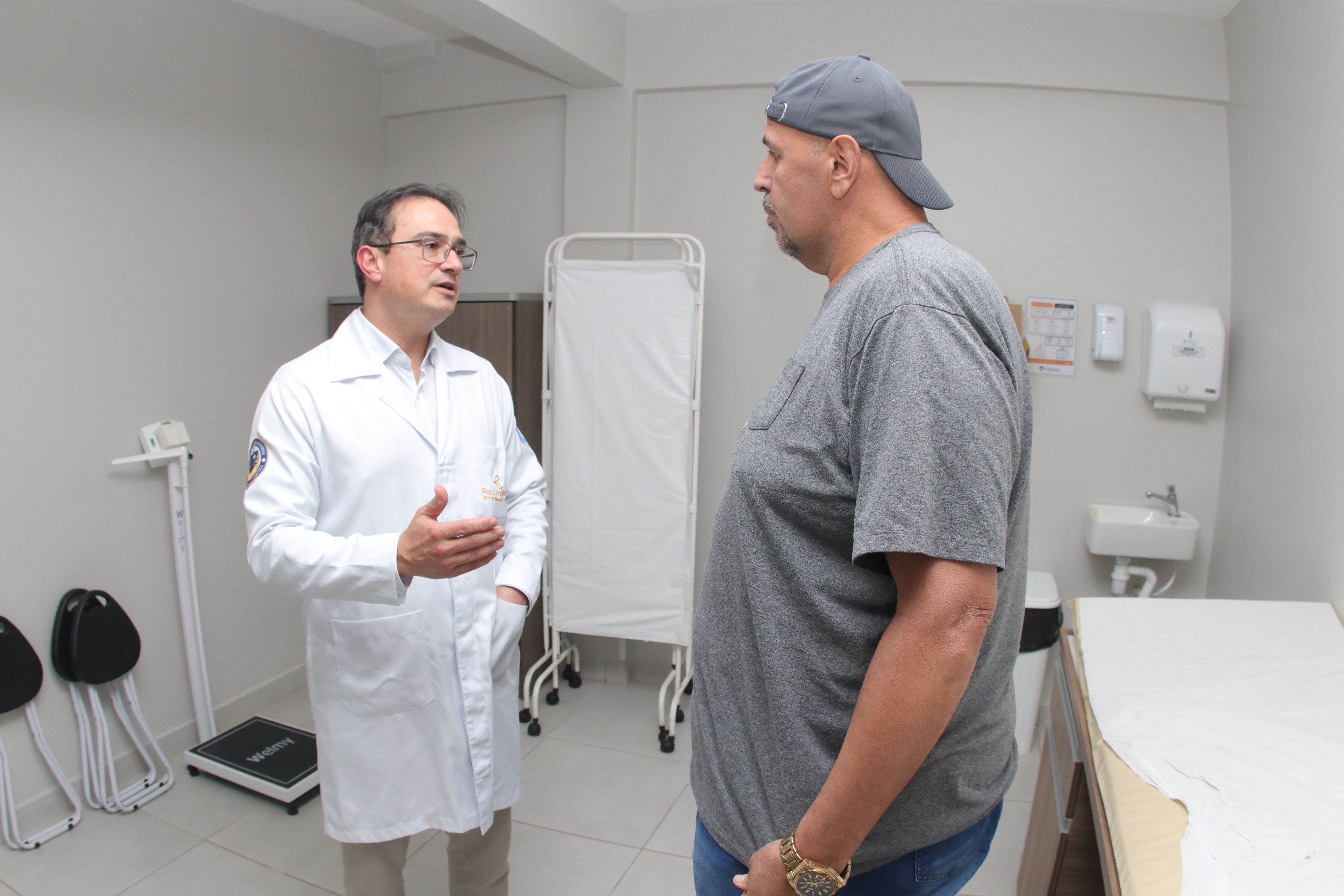 Álvaro na consulta pós-cirurgica | Fotos: SES