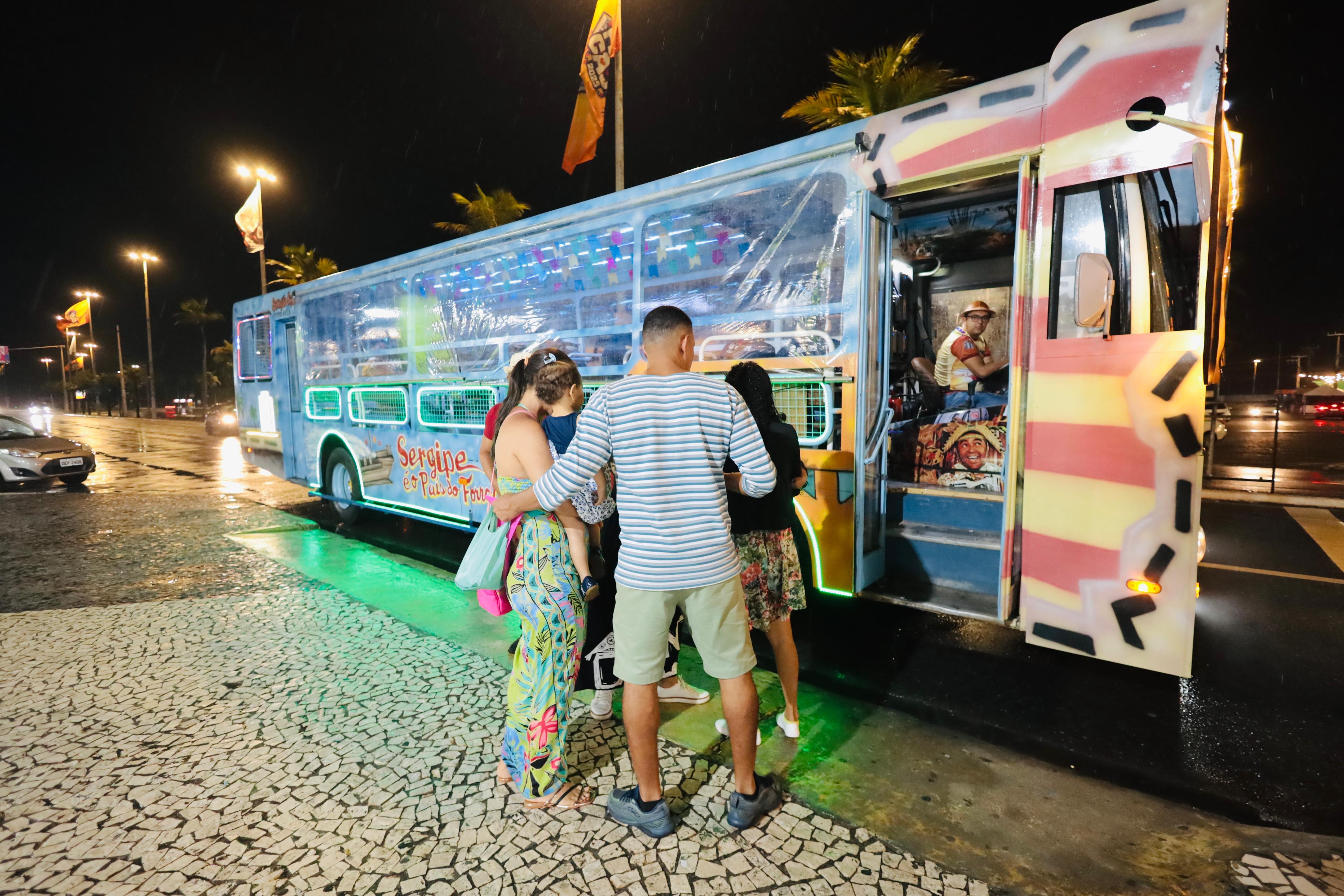Com capacidade para 50 passageiros, ônibus temático é confortável e seguro / Foto: Max Carlos/Setur