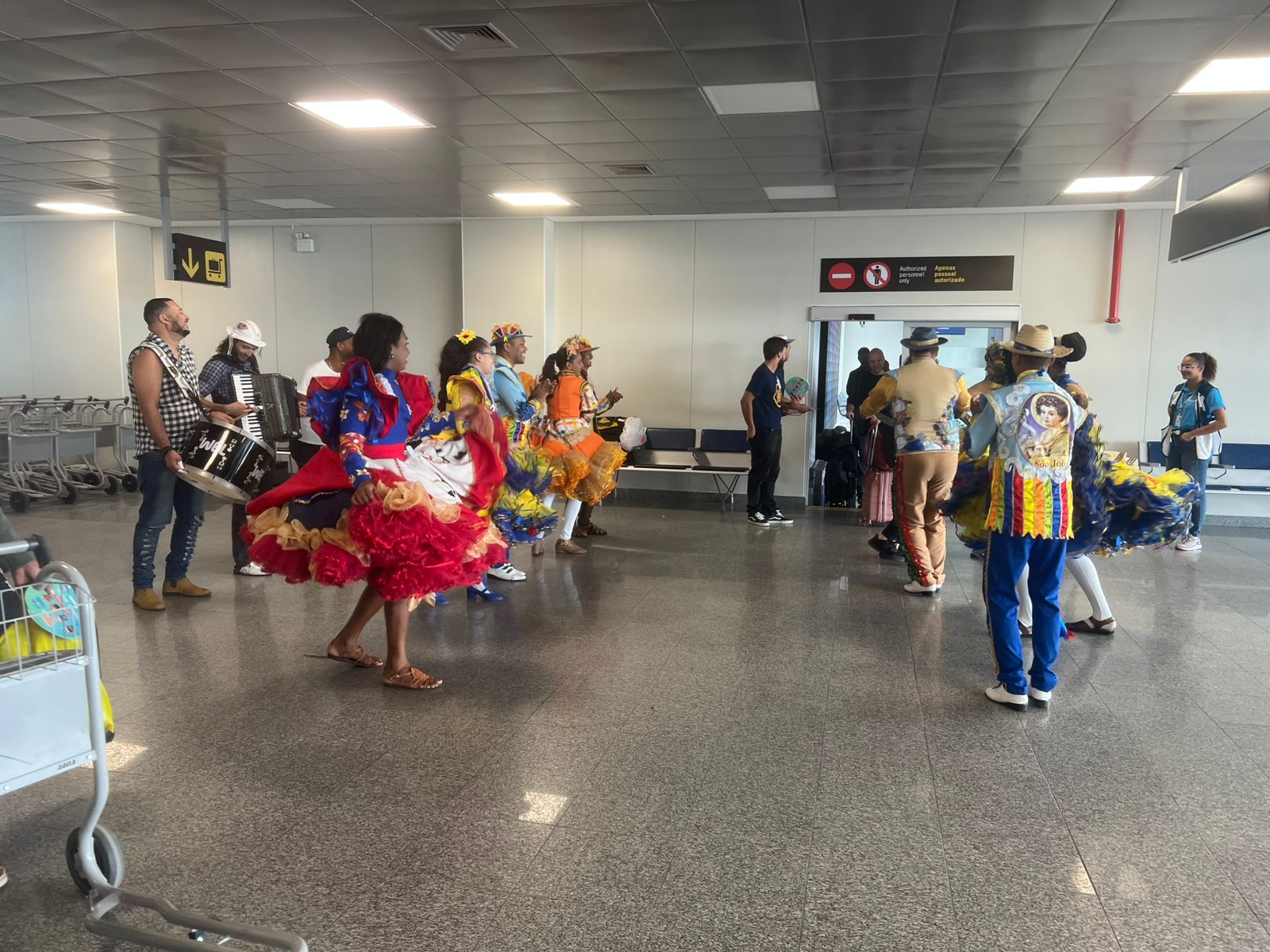 Em clima junino, os guias de turismo foram recepcionados pela quadrilha Século XX no Aeroporto de Aracaju / Foto: Autimira Menezes/Setur