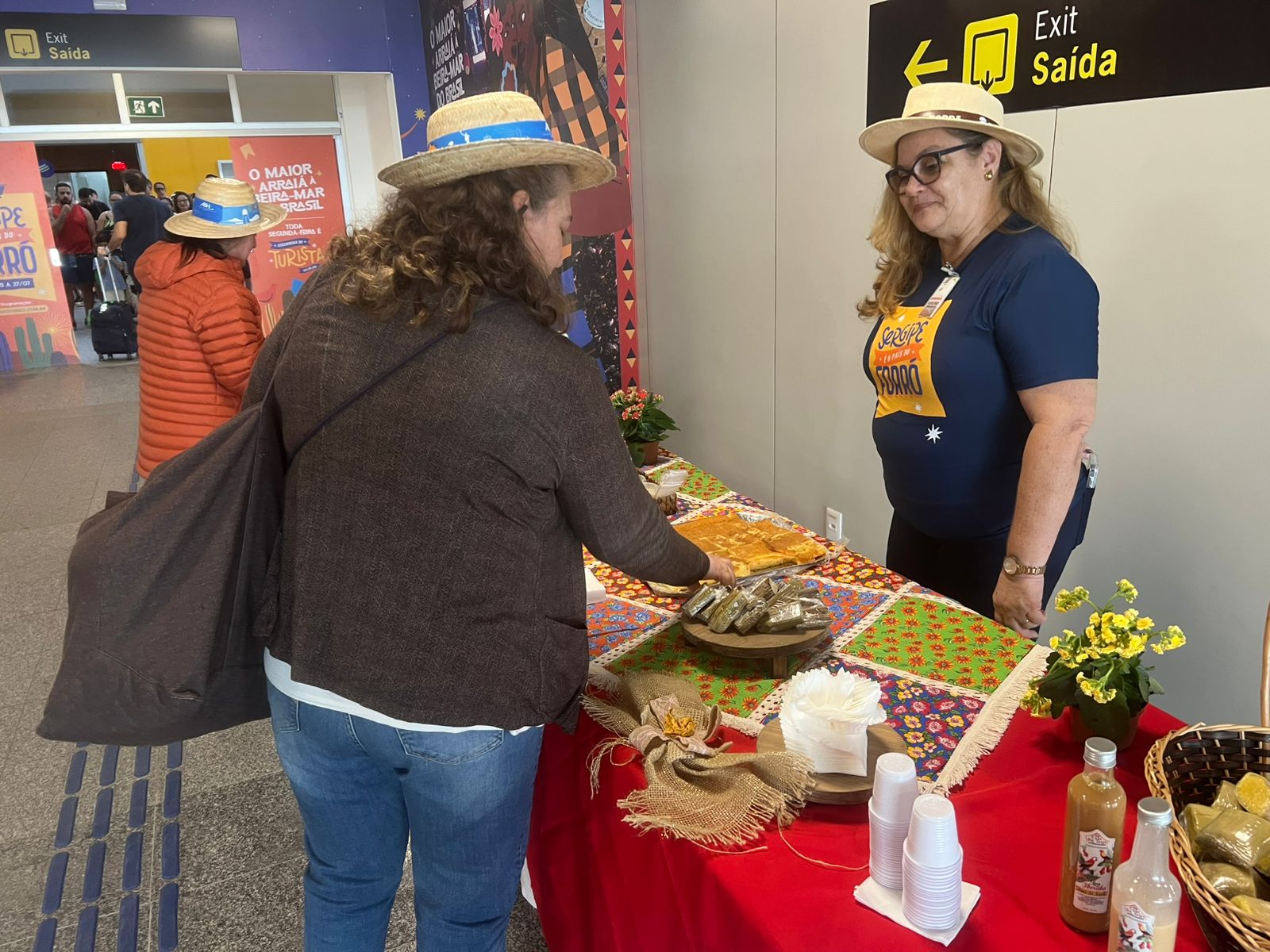 Também foram distribuídas comidas típicas do período junino, como bolo de milho, canjica, pamonha e amendoim cozido / Foto: Autimira Menezes/Setur