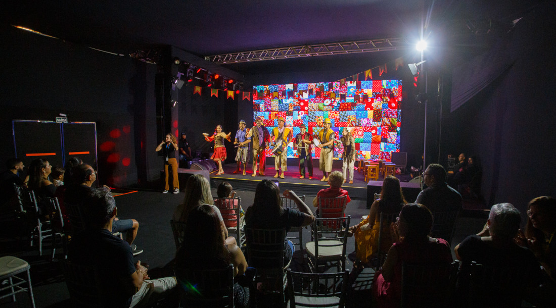 Teatro é novidade na Vila do Forró e está atraindo o público em todas as sessões / Foto: Igor Matias