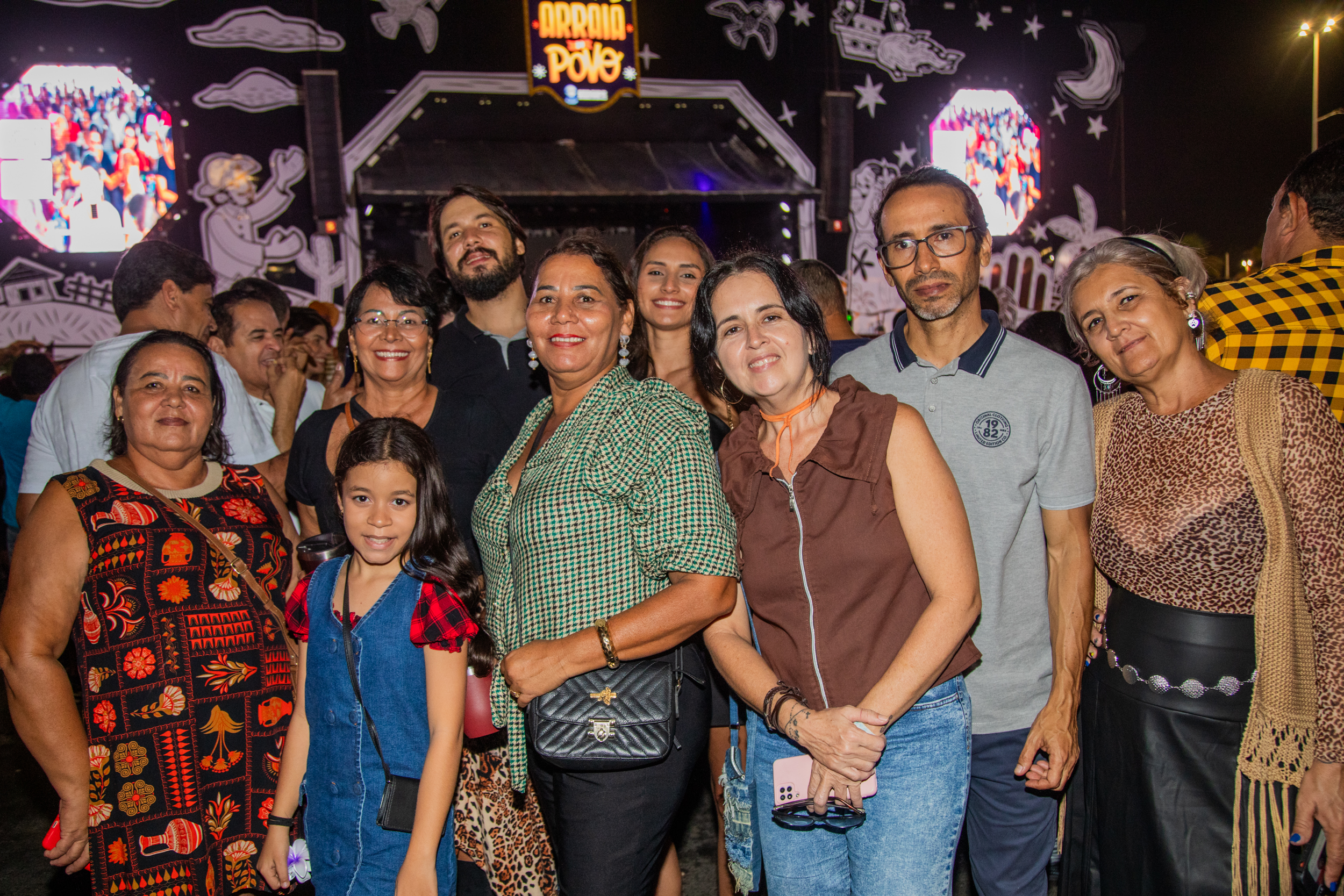 Decoradora de festas Ina Maurino, de marrom, junto com a família / Foto: Diego Souza