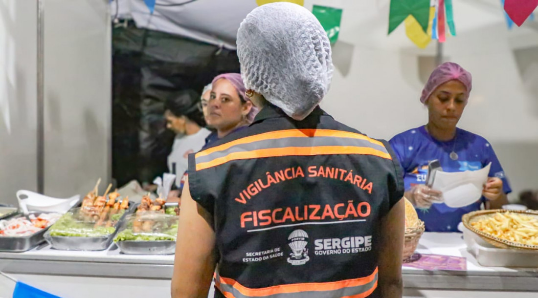 Mais de cem estabelecimentos, entre bares, restaurantes, food trucks e ambulantes, já foram fiscalizados para garantir a segurança alimentar  /  Fotos: Flávia Pacheco