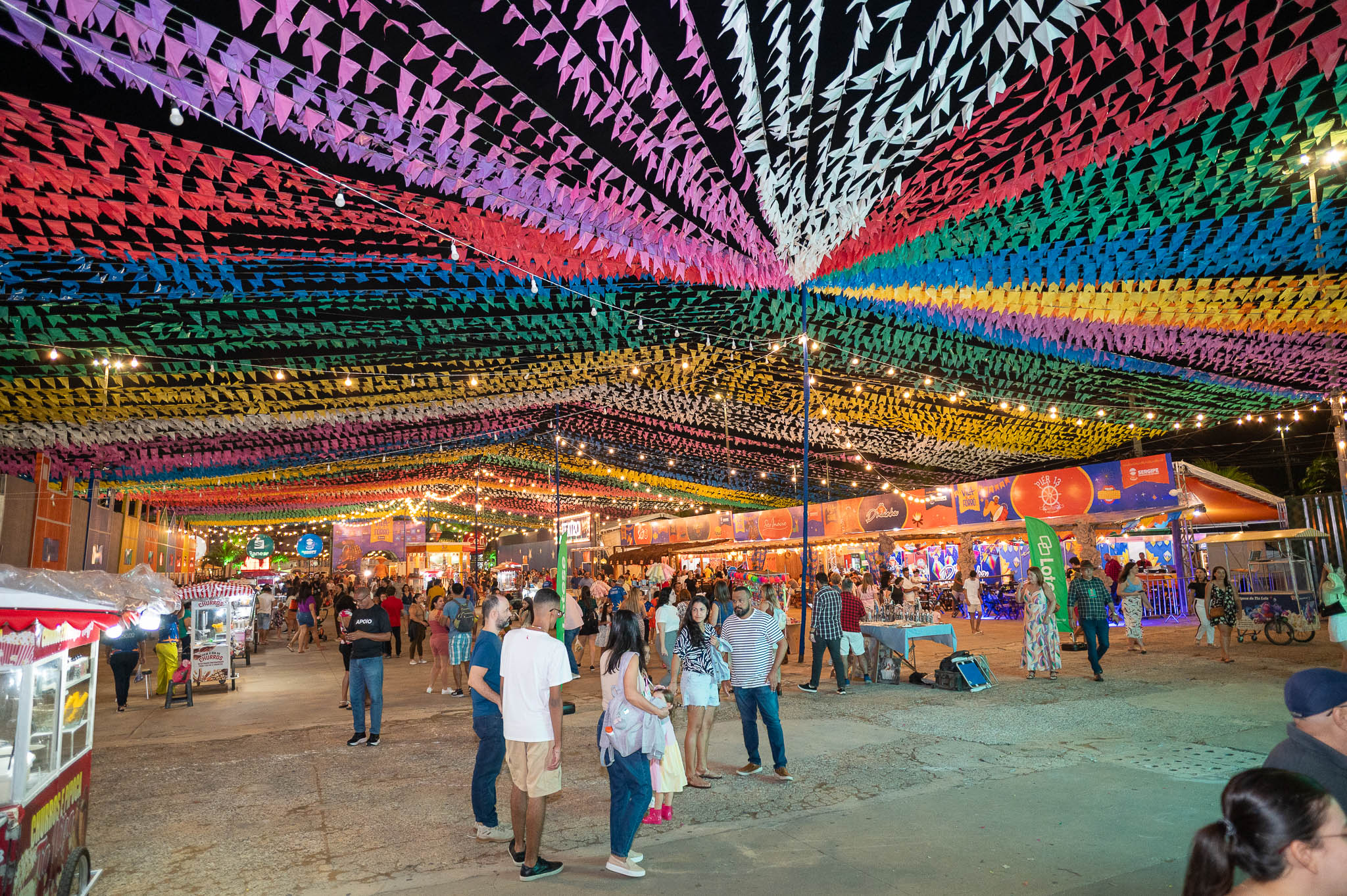 Colorido das bandeirolas e diversidade de atrativos encantam turistas e visitantes na Orla da Atalaia / Foto: Diego Souza/Secom