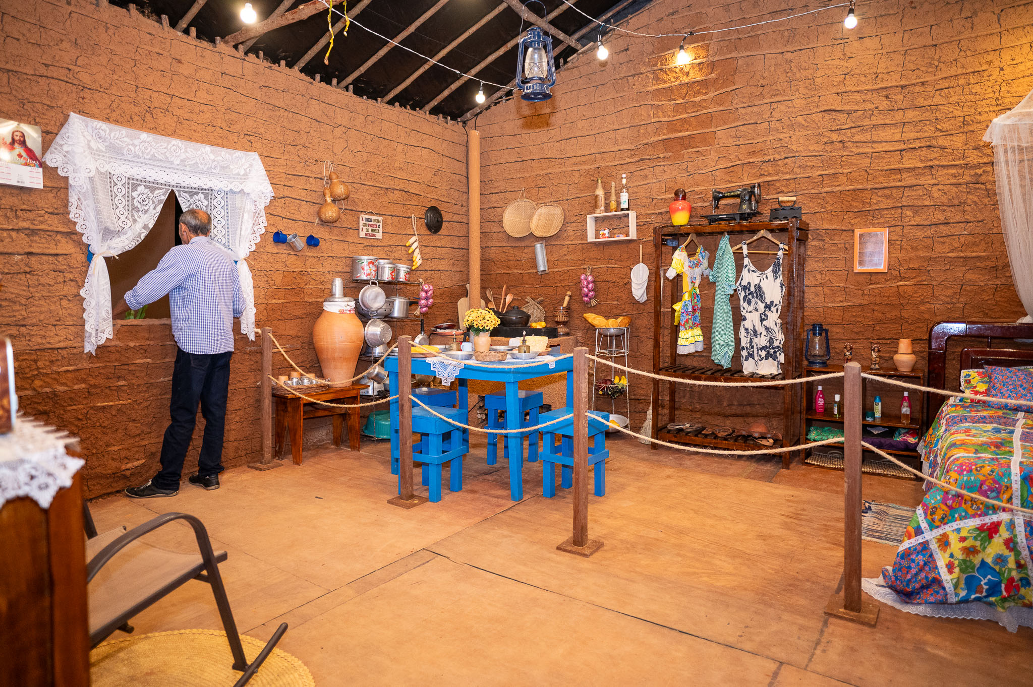 Exemplar de casa de taipa com características regionais recebe inúmeros visitantes e turistas diariamente / Foto: Thiago Santos/Secom