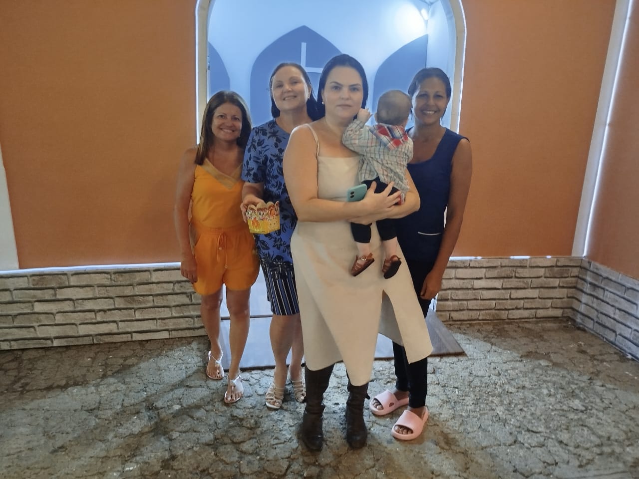 De Aracaju, Ana Virgínia Dantas levou a família, em especial, o netinho Rafael para conhecer a edição de 2025 da Vila do Forró / Foto: Laudicéia Fernandes/Setur