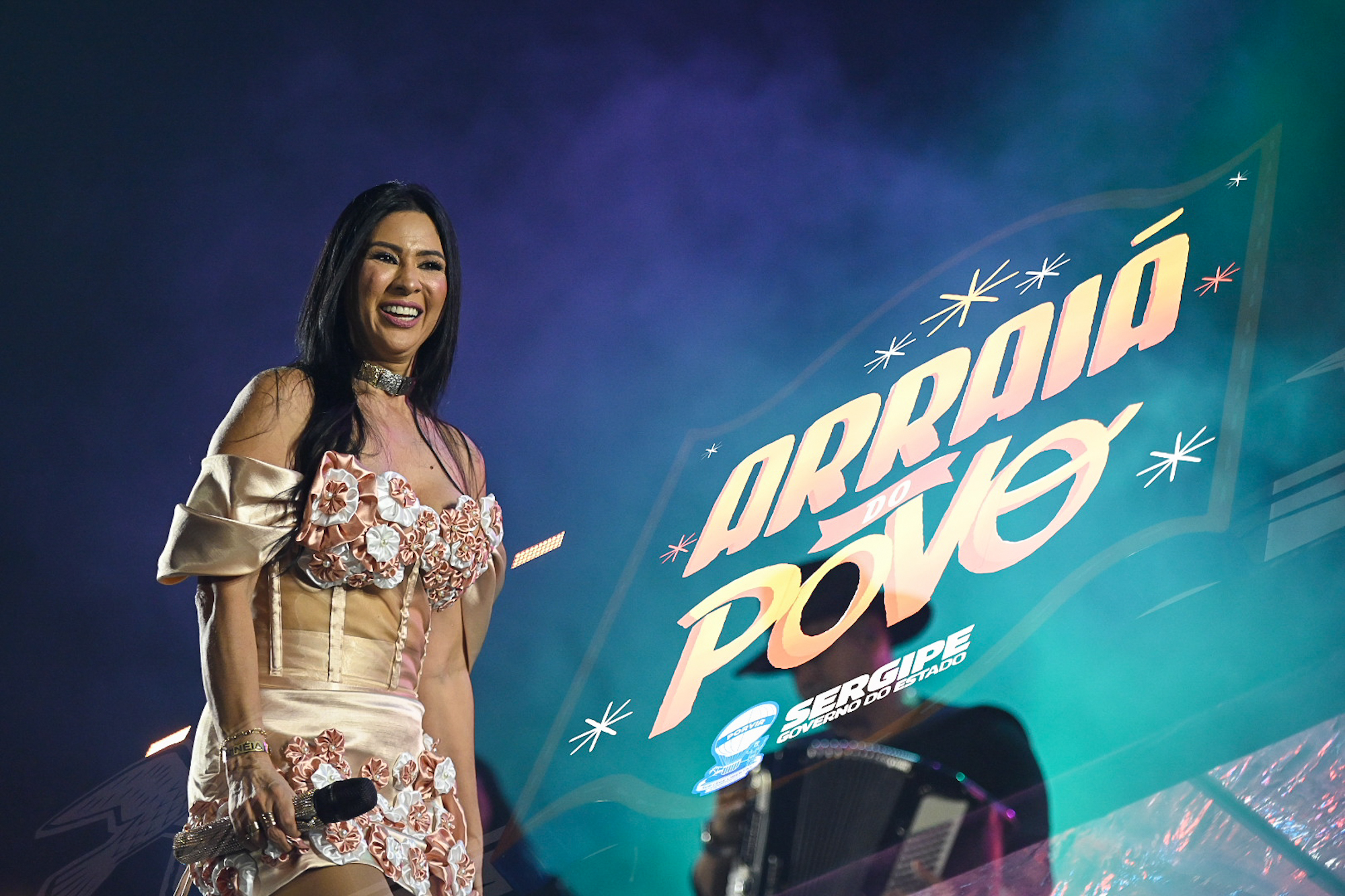 Nineia foi a primeira a subir ao palco e animou o público com clássicos do forró das antigas // Foto: Erick O'Hara