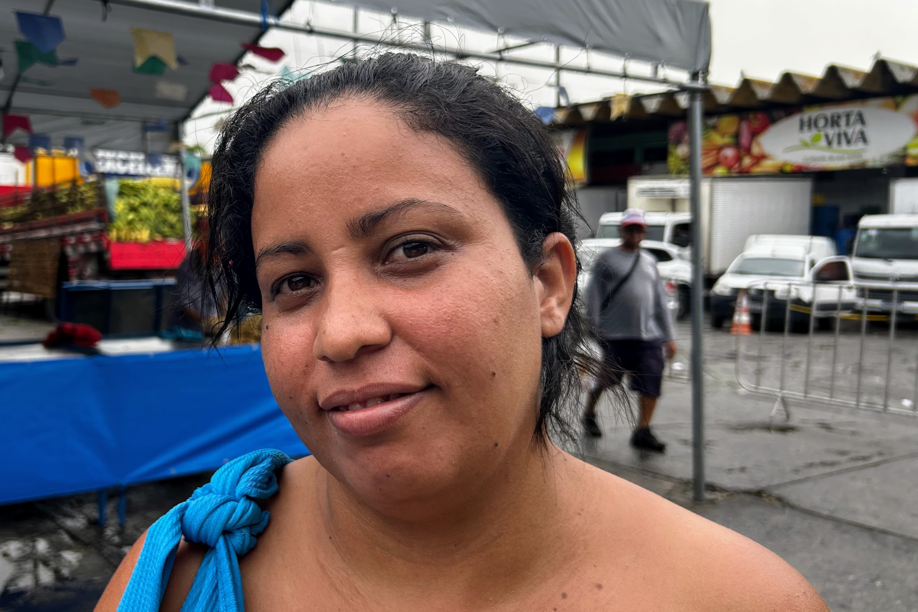 Feirante no Lamarão, Luciana Silva compra milho verde na Feira Junina para revender / Foto: Fernando Augusto