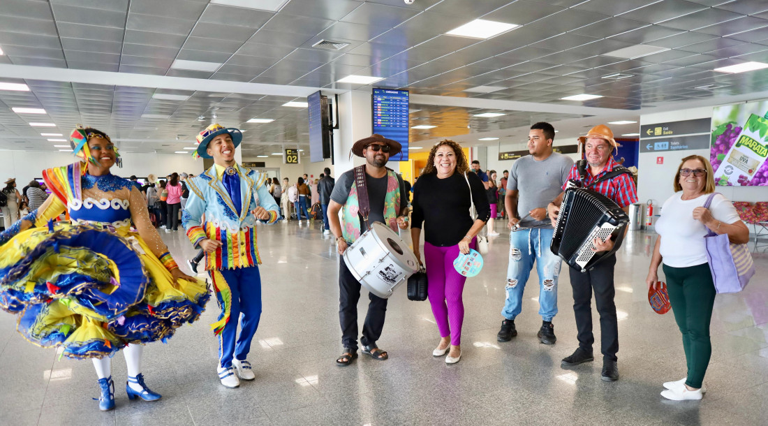 Turistas são recepcionados com muita animação por dupla de quadrilheiros e trio de forró pé de serra no saguão de desembarque do aeroporto / Foto: Max Carlos/Setur