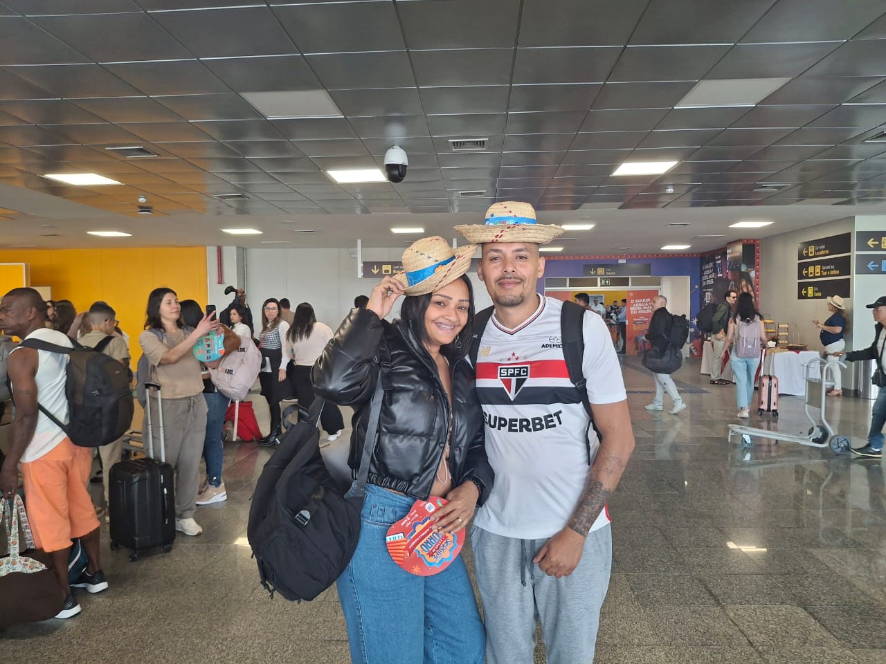 De São Paulo, o casal Suelen e George Santana, que veio curtir o forró em Sergipe, elogiou a recepção no aeroporto / Foto: Jacqueline Ferreira/Setur