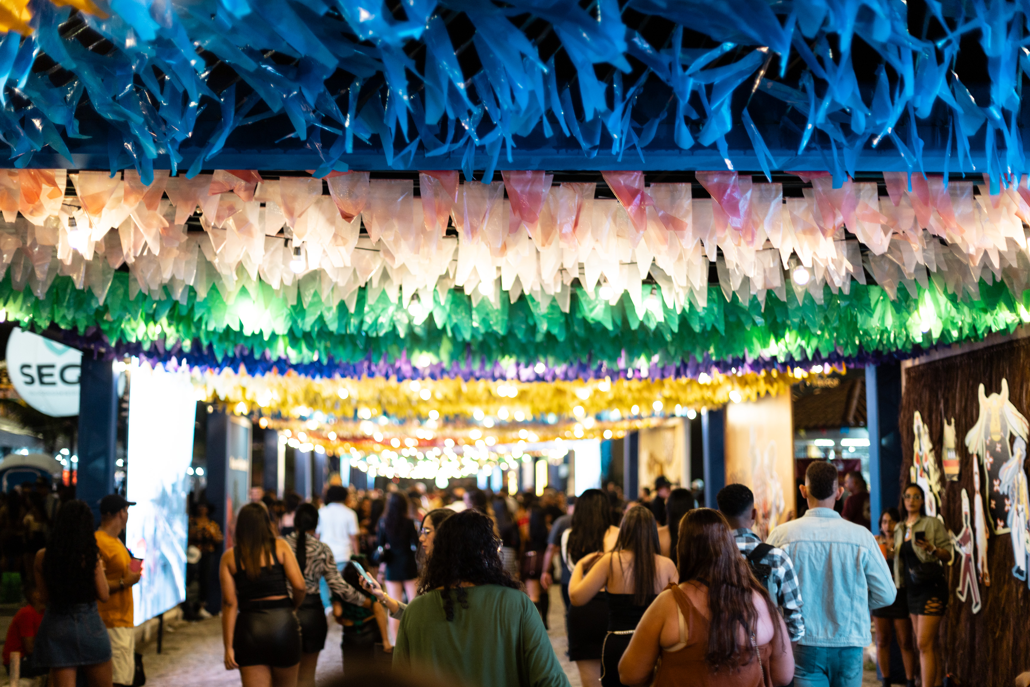 Entrada da Vila é repleta de bandeirolas coloridas, num convite aos festejos/Foto: Thalys Rodrigues