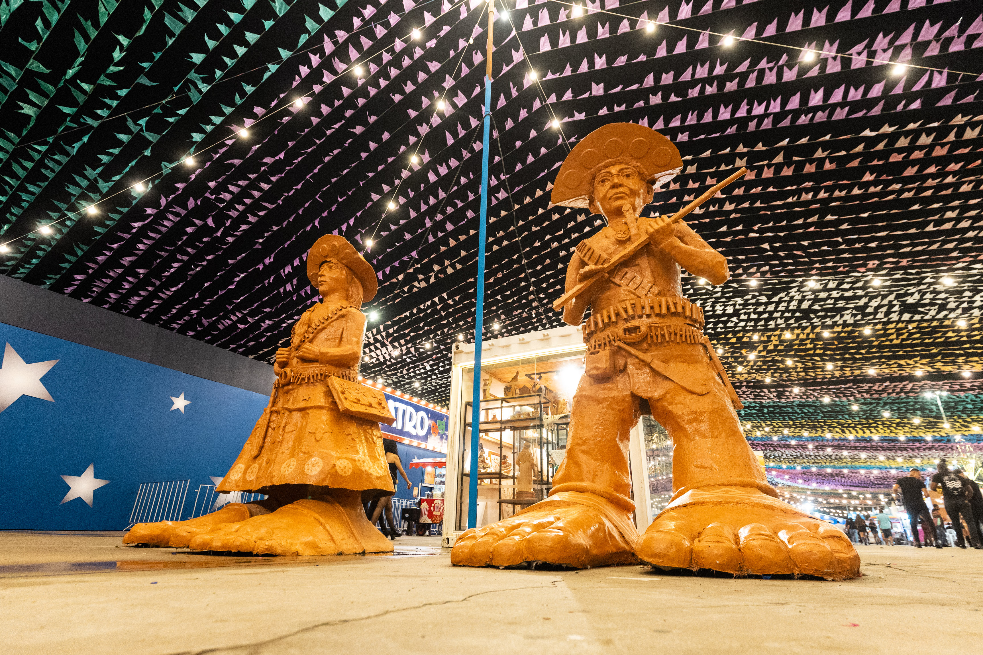 Estatuas gigantes homenagem o mestre Beto Pezão/Foto: Thalys Rodrigues