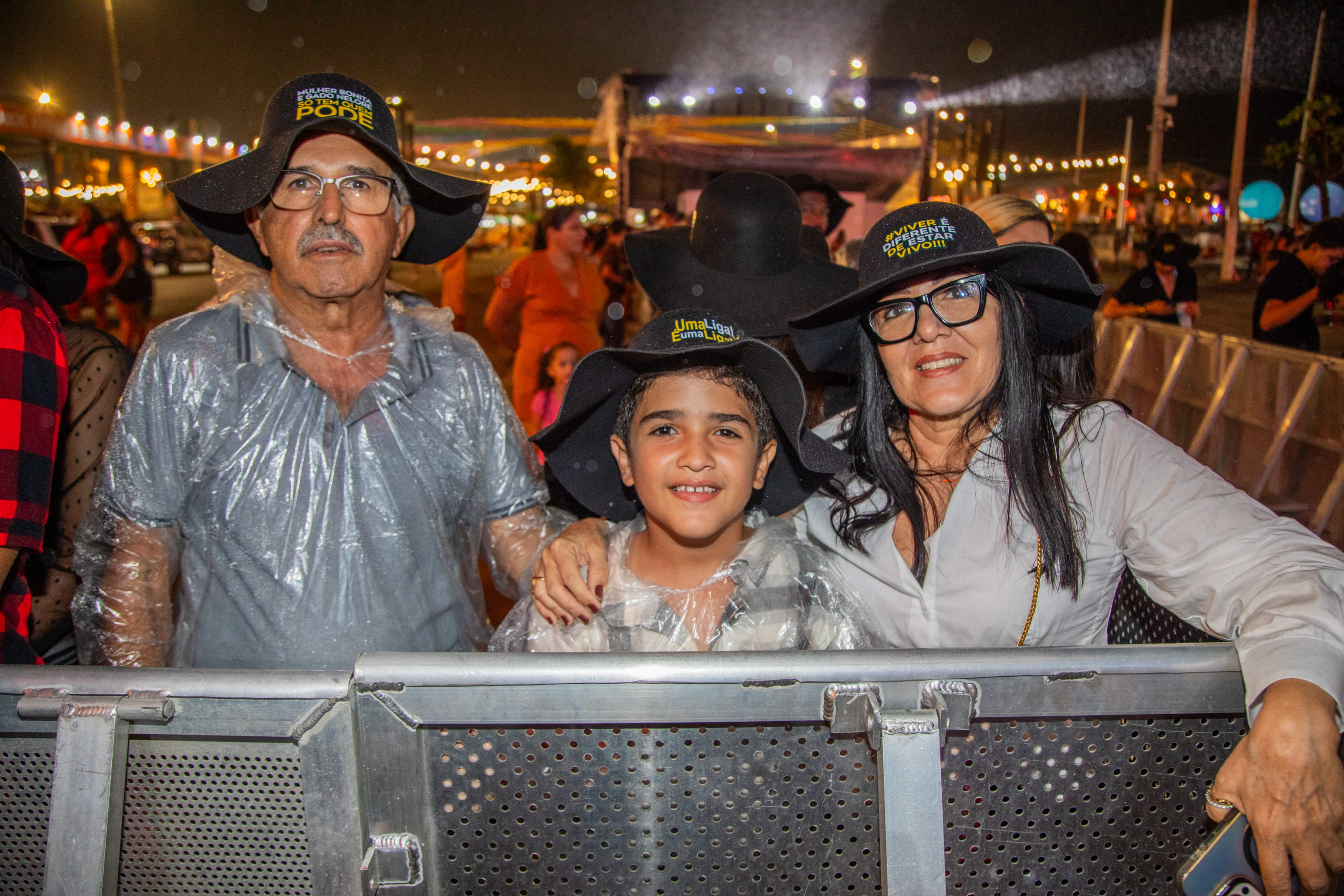 O pequeno Luis, de 9 anos, realizou o sonho do show de Natanzinho Lima ao lado dos avós Antônio e Mona / Foto: Diego Souza