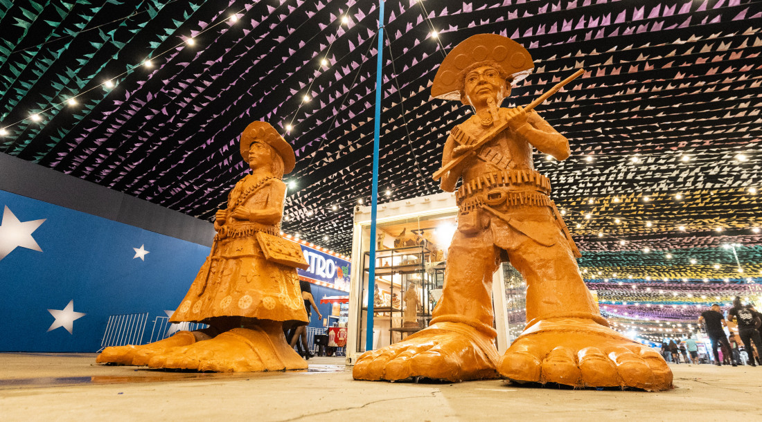 Visitantes da Vila do Forró têm a oportunidade de ter uma experiência sensorial autêntica no maior arraiá à beira-mar do Brasil / Foto: Thalys Rodrigues