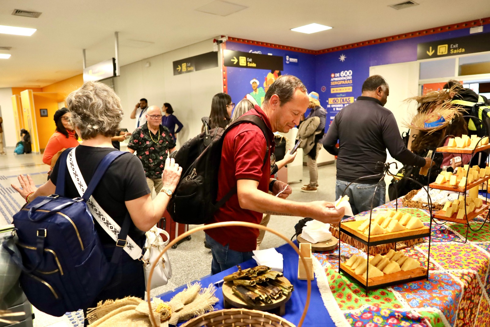 Comidas típicas foram oferecidas aos profissionais da rede de televisão no saguão de desembarque / Foto: Pietro Lobo/Setur