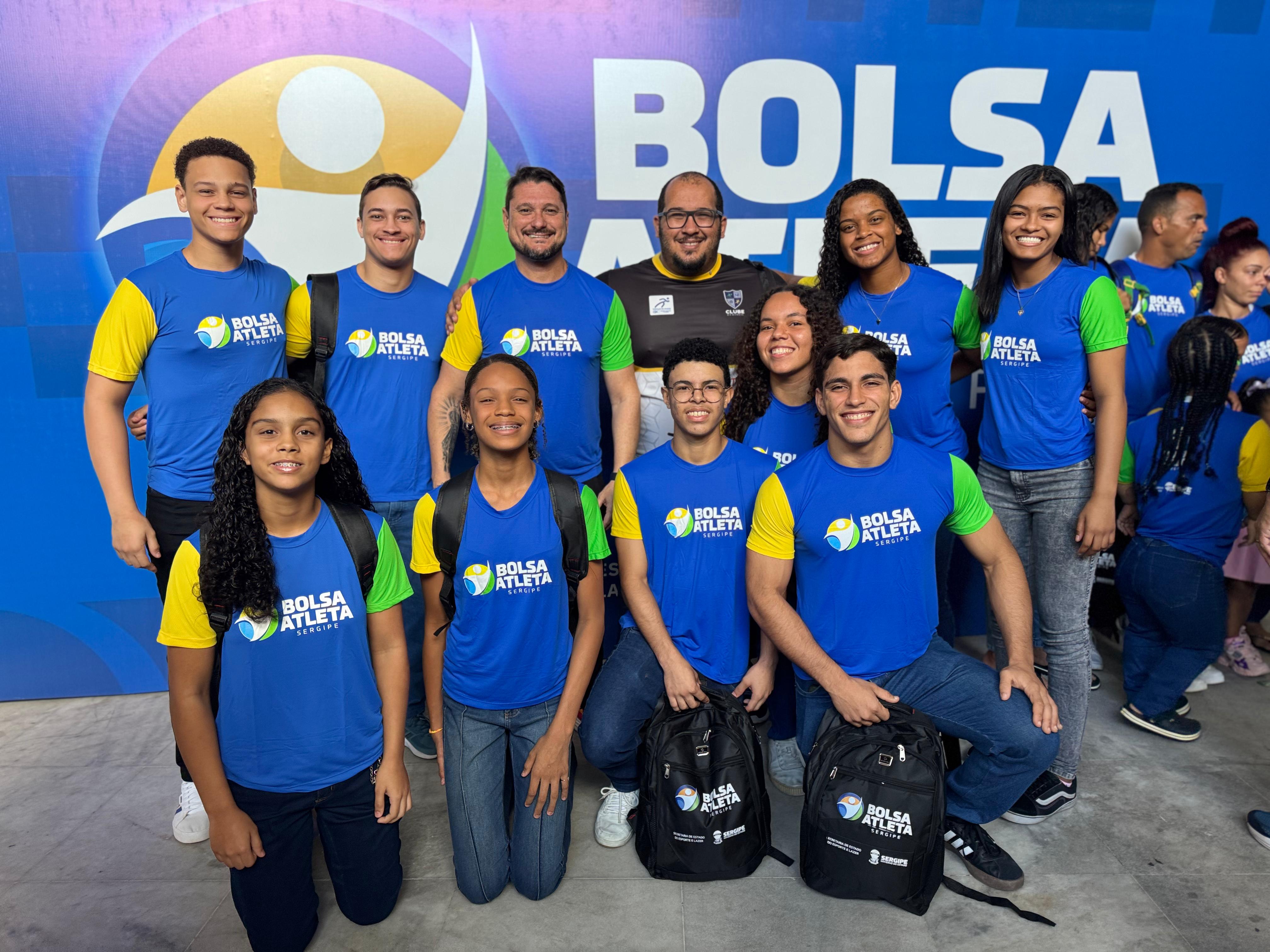 Presidente da Federação Sergipana de Judô, Euder Lima, acompanhado de alunos da modalidade / Fotos: Seel, Reinaldo Moura e César de Oliveira