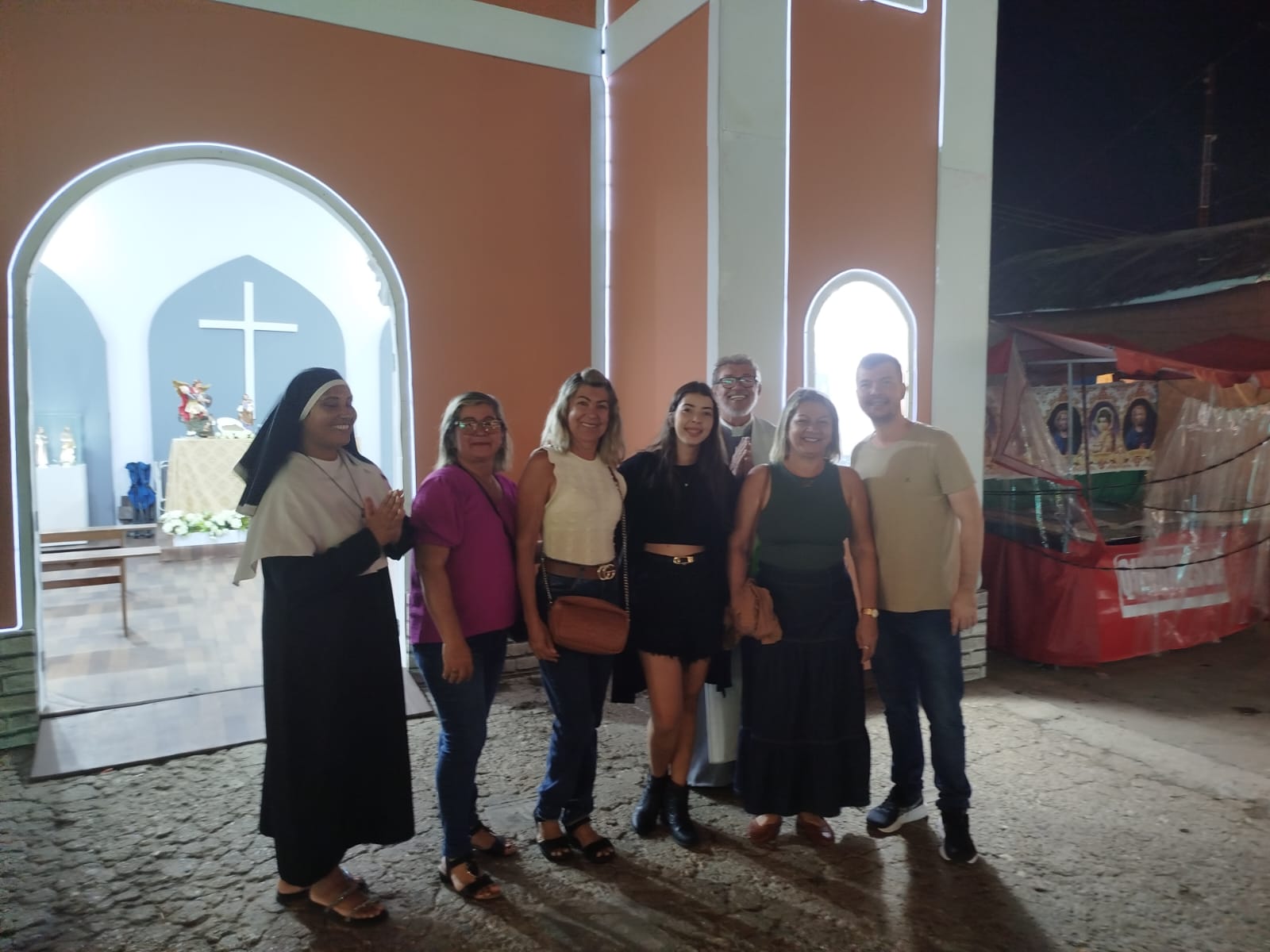 Marcelo e Daniela Cunha, de São Paulo, ficaram emocionados com a bênção do Padre Belga / Foto: Laudicéia Fernandes