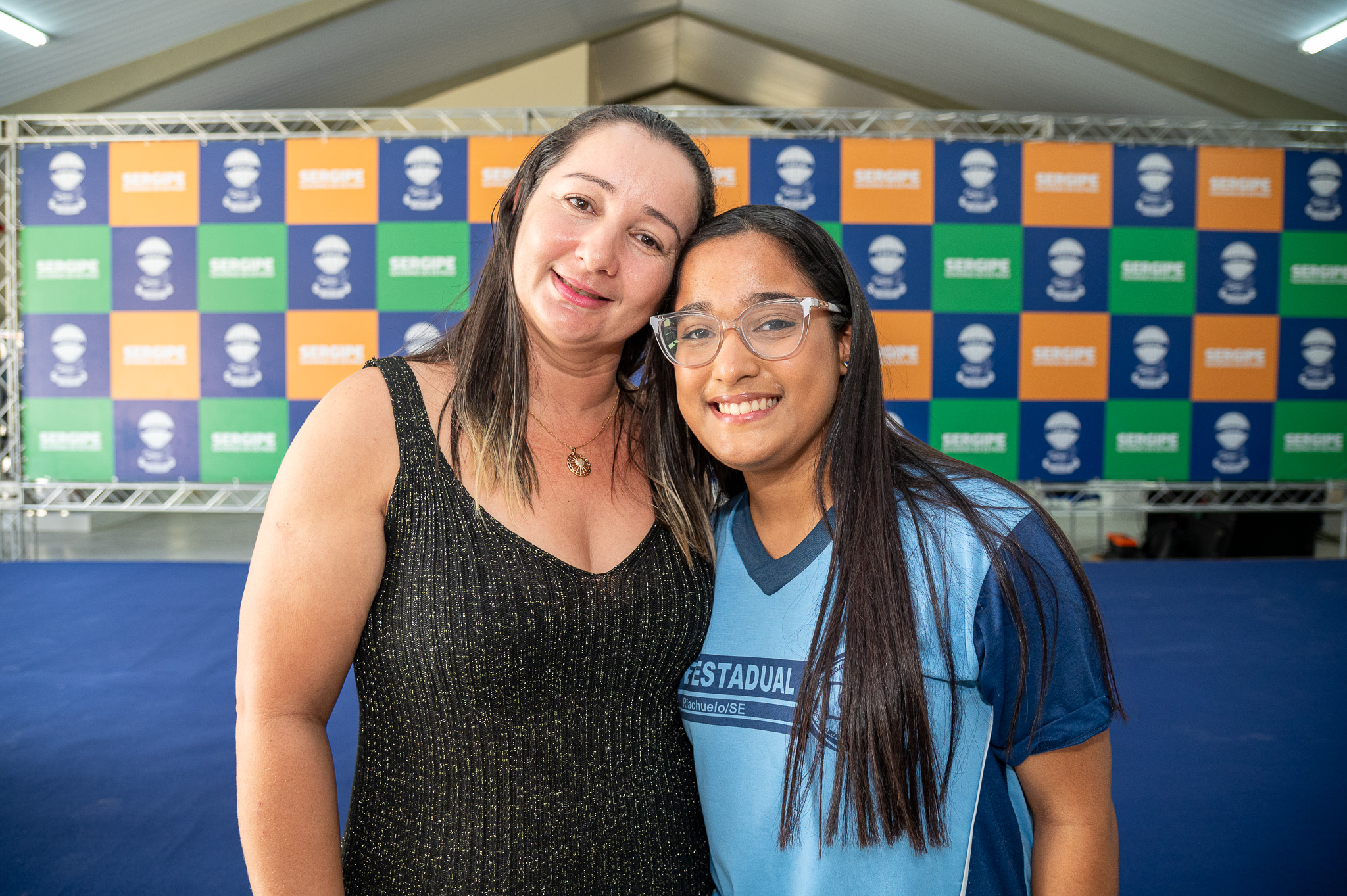 Vitória, que irá para Cambridge, na Inglaterra, ao lado da mãe, Lusivânia Justina / Foto: Thiago Santos