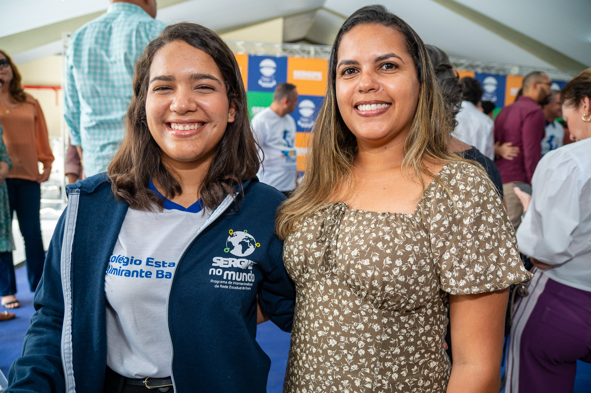 Elizabeth Aragão, do Colégio Estadual Almirante Barroso em Muribeca, irá para Málaga, na Espanha, e recebeu o kit ao lado da mãe / Foto: Thiago Santos