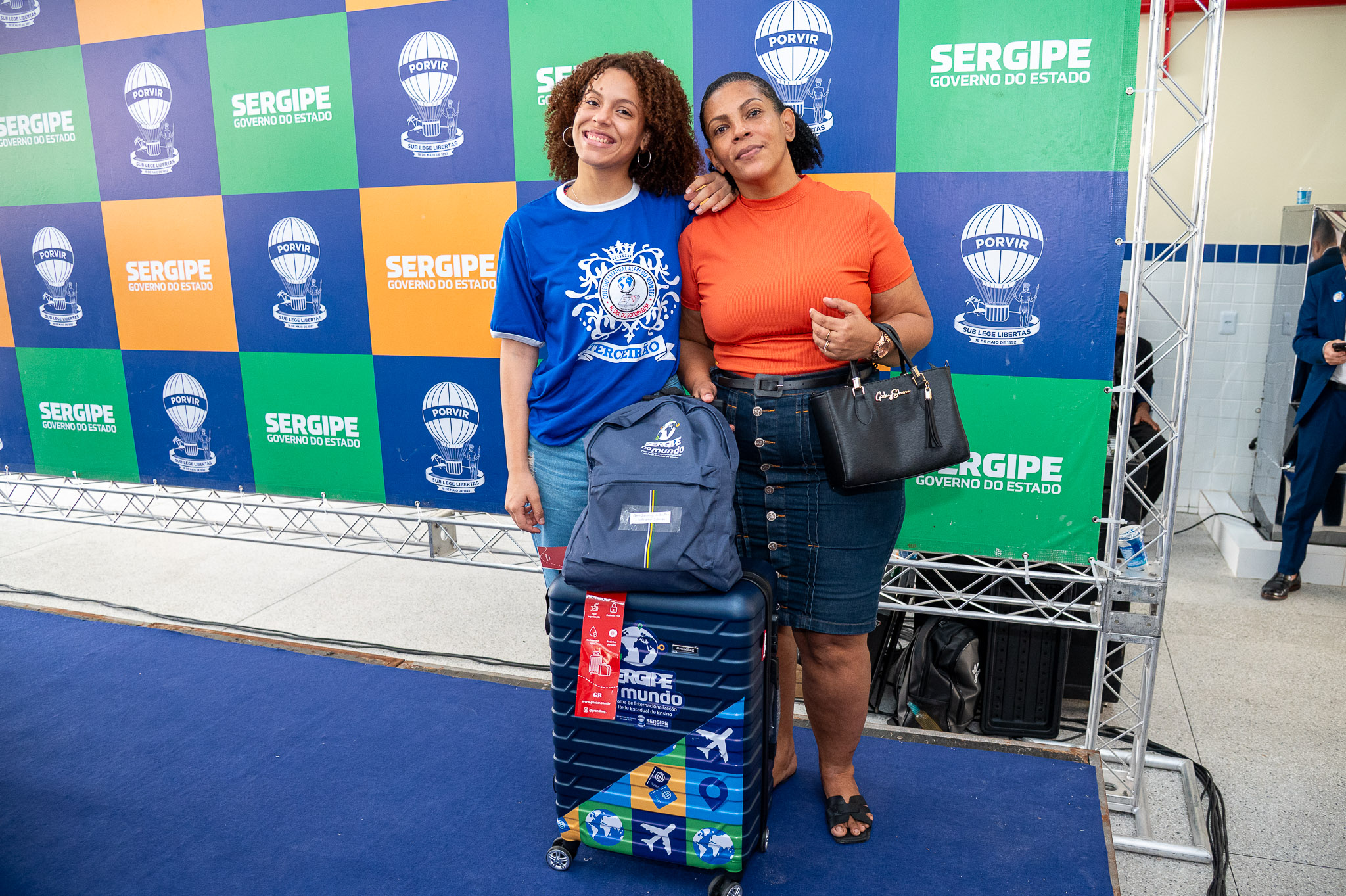 Clara Lorrany, do Colégio Estadual Alfredo Montes, em Socorro, também irá para a Irlanda, orgulhando a mãe Michelle Oliveira / Foto: Thiago Santos