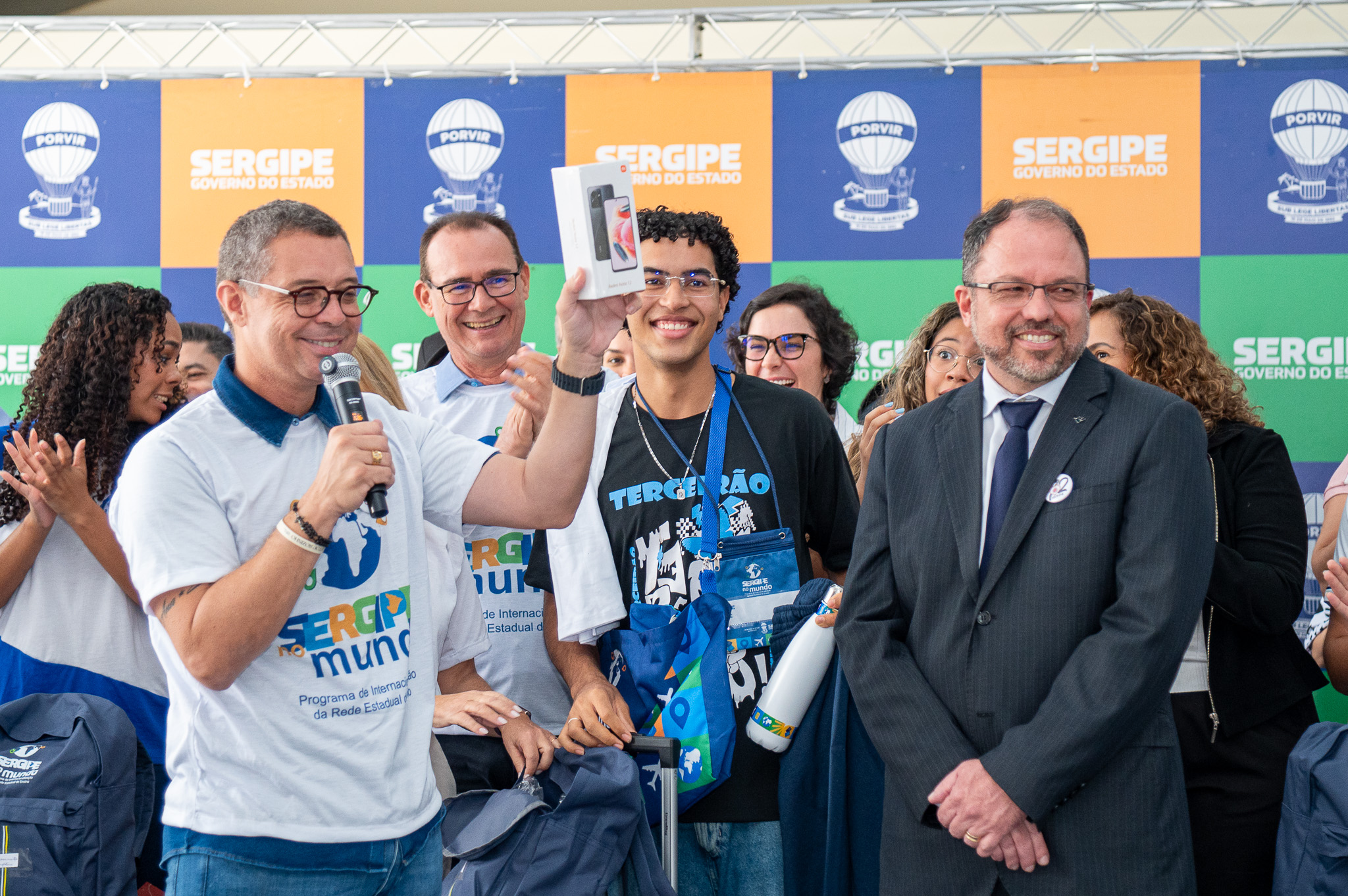 Uma das surpresas da cerimônia foi o anúncio de novos celulares para todos os 100 alunos das duas turmas / Foto: Thiago Santos