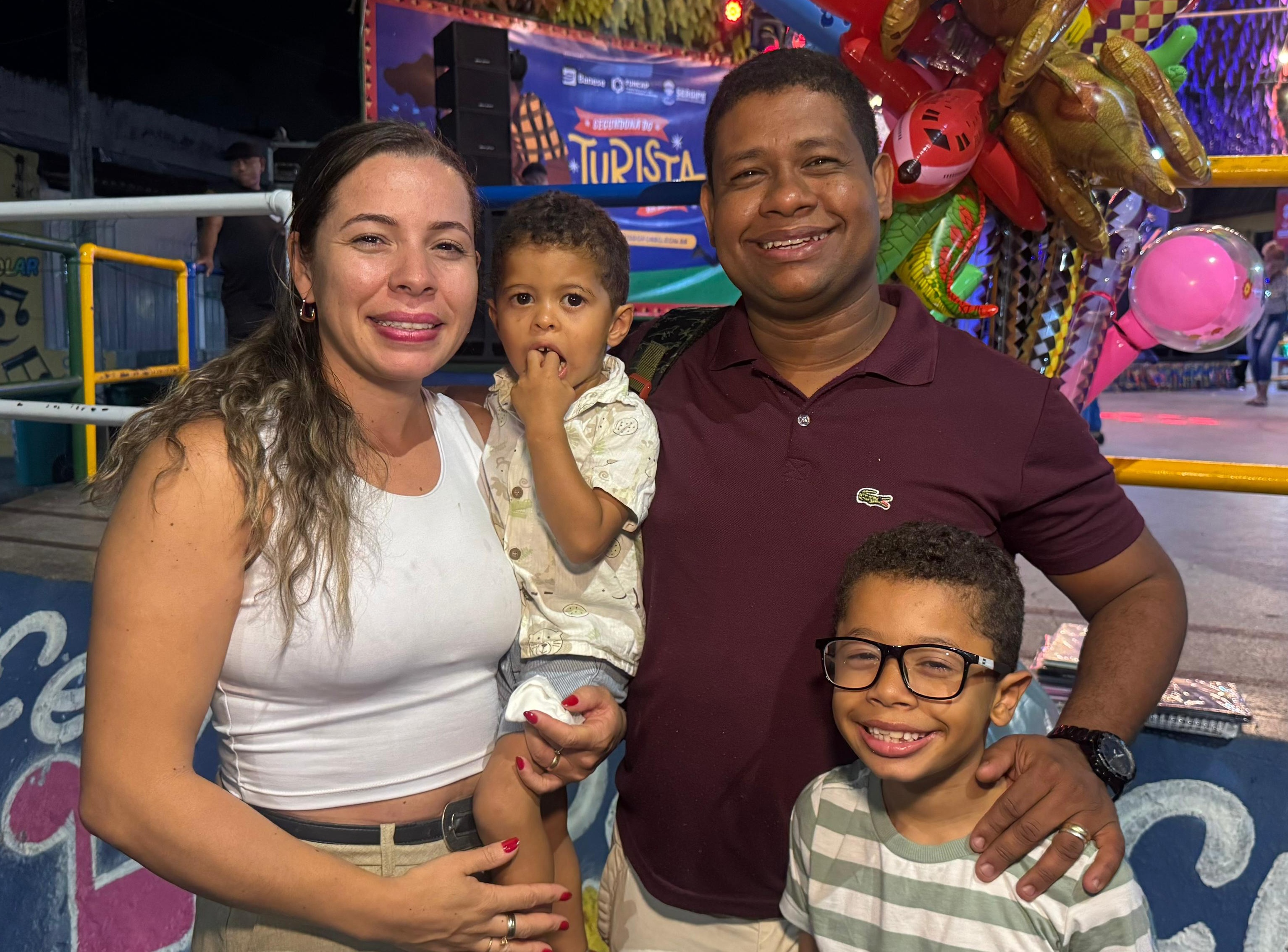 O empresário Felipe Magalhães curtiu a Segundona do Turista com a esposa Patrícia Lorena e os filhos João Davi e Joaquim Felipe / Foto: Vander Alves/Setur