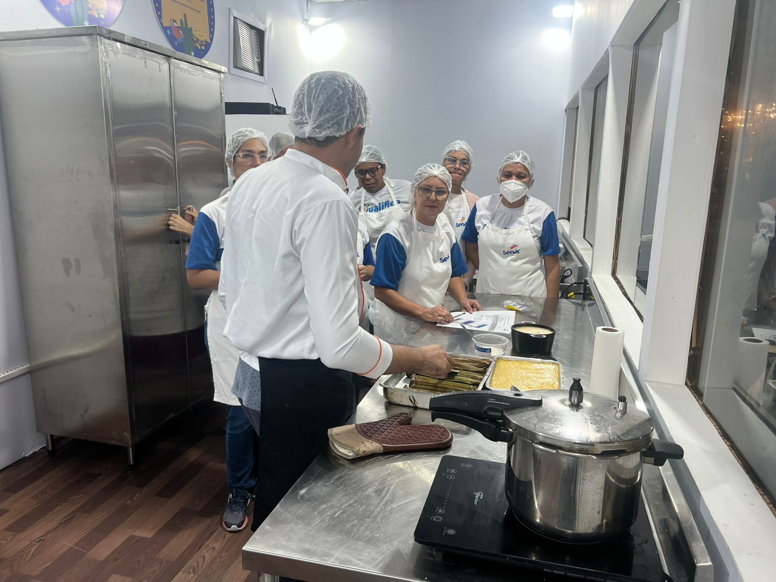 Aula prática permite a interação de saberes gastronômicos entre professor e alunos / Foto: Autimira Menezes/Setur